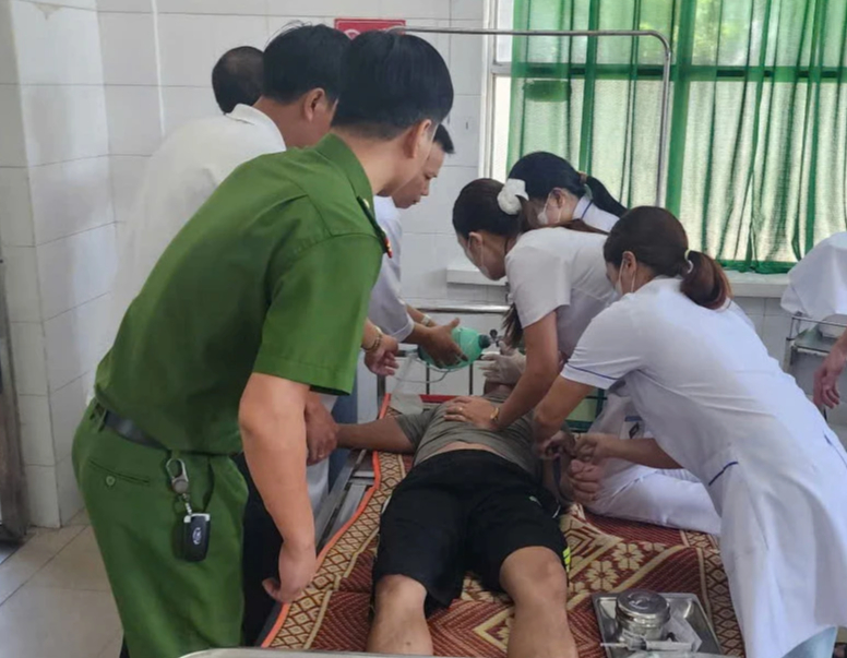 Đội trưởng CSGT đường thủy cùng người dân bơi ra sông Hương cứu người đuối nước- Ảnh 3.