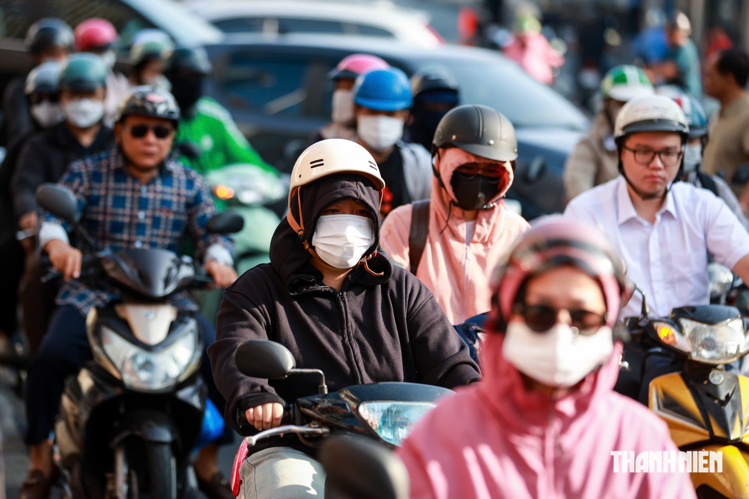 Ra đường bịt kín như 'ninja', xe đang chạy ngay bên cạnh cũng không thấy - Ảnh 5.
