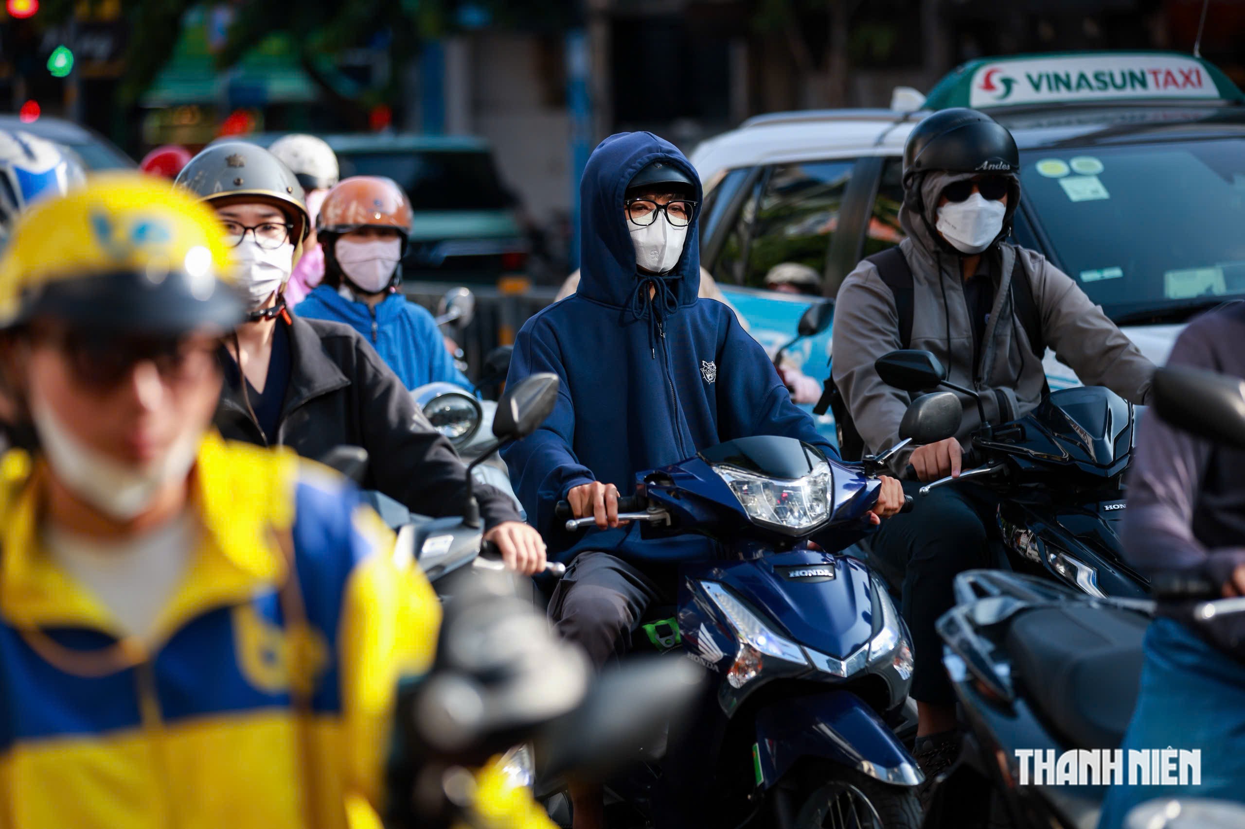 Ra đường bịt kín như 'ninja', xe đang chạy ngay bên cạnh cũng không thấy - Ảnh 8.