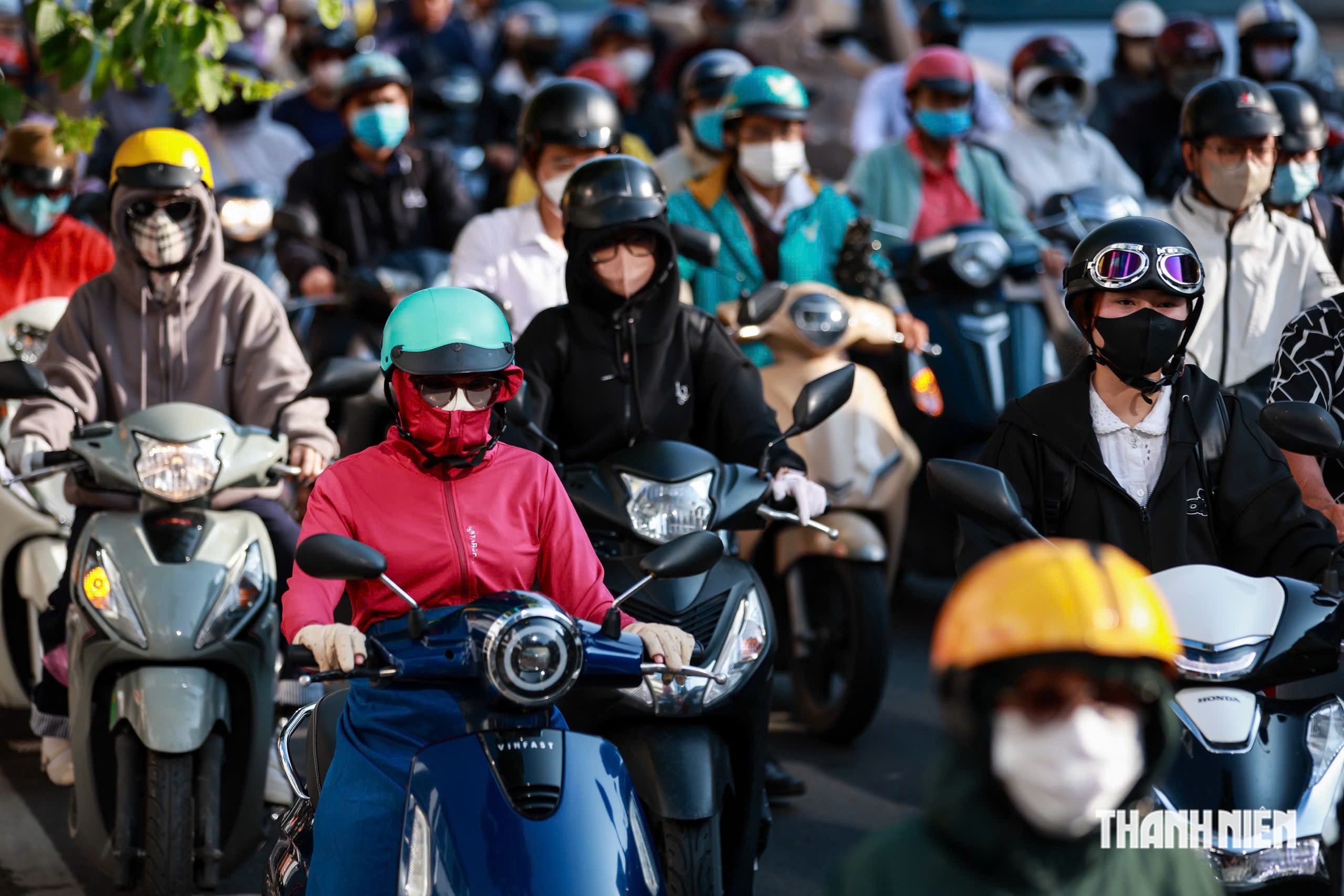 Ra đường bịt kín như 'ninja', xe đang chạy ngay bên cạnh cũng không thấy - Ảnh 2.