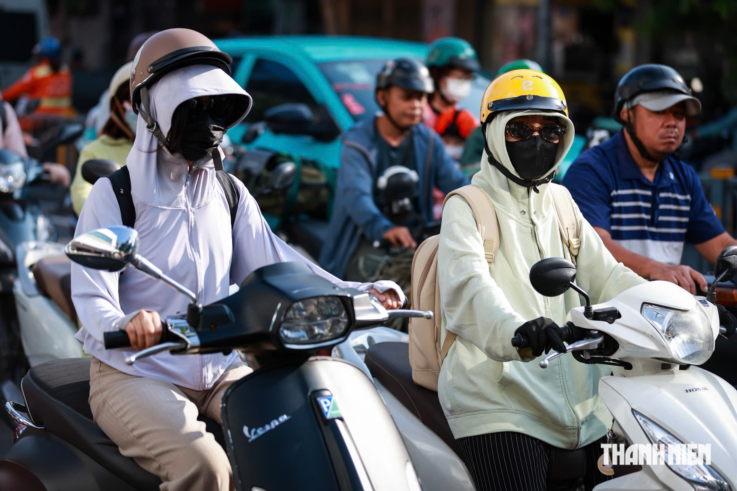 Ra đường bịt kín như 'ninja', xe đang chạy ngay bên cạnh cũng không thấy - Ảnh 3.