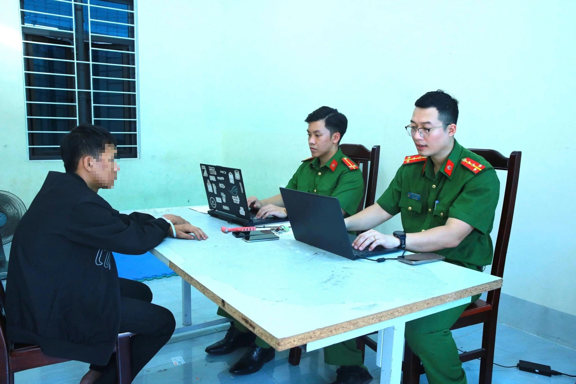 3 nghi phạm đập vỡ kính hàng loạt xe ô tô ở Nghệ An khai gì? - Ảnh 1.