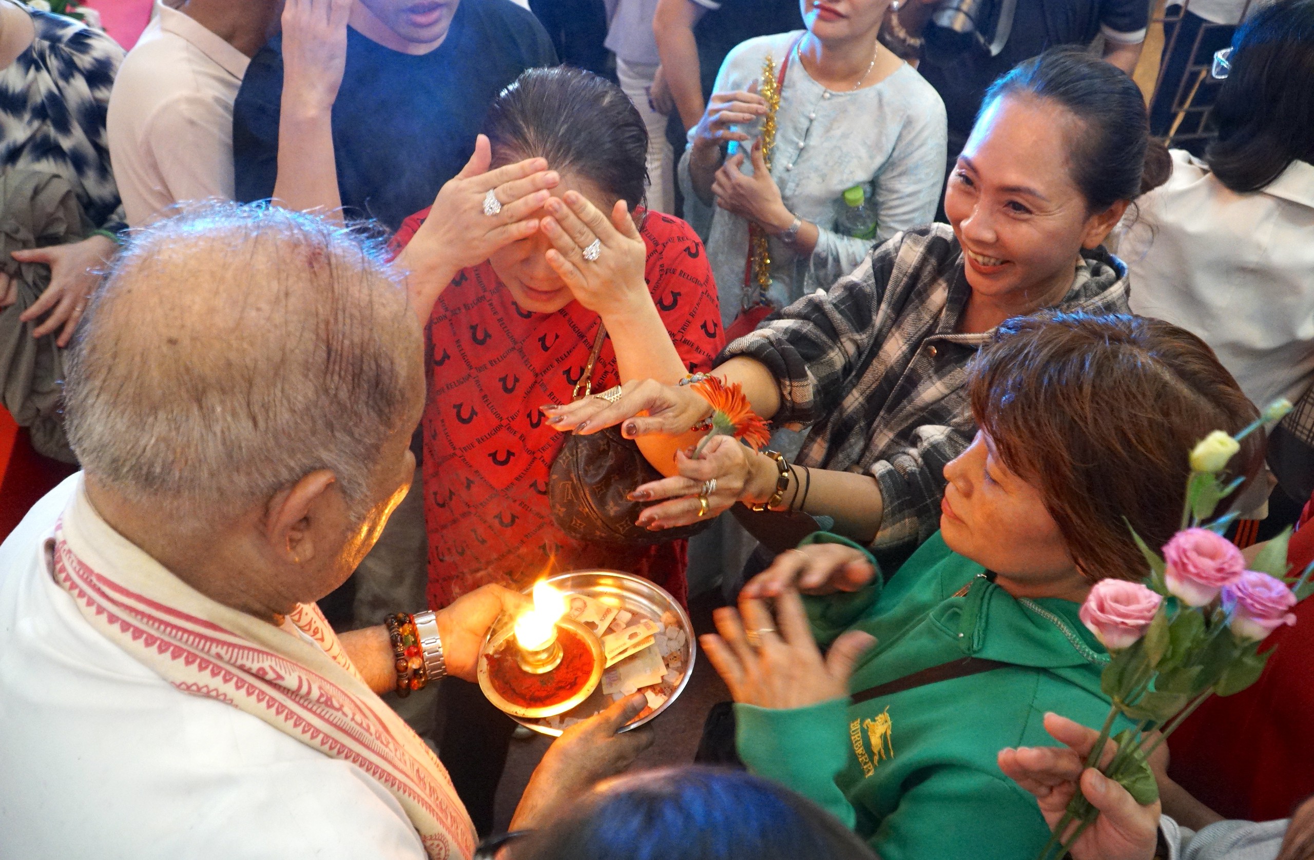 Người dân rước kiệu, xin lửa ngày vía Bà Mariamman ở trung tâm TP.HCM - Ảnh 11.