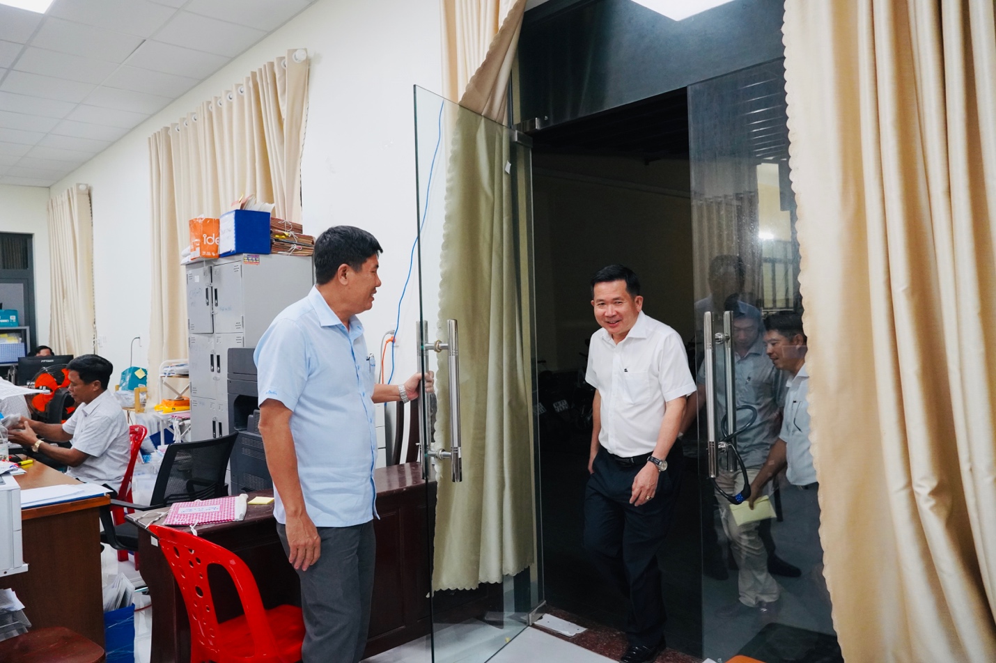 Ông Đinh Văn Nơi thưởng nóng 100 triệu cho lực lượng làm hồ sơ đất đai - Ảnh 3.
