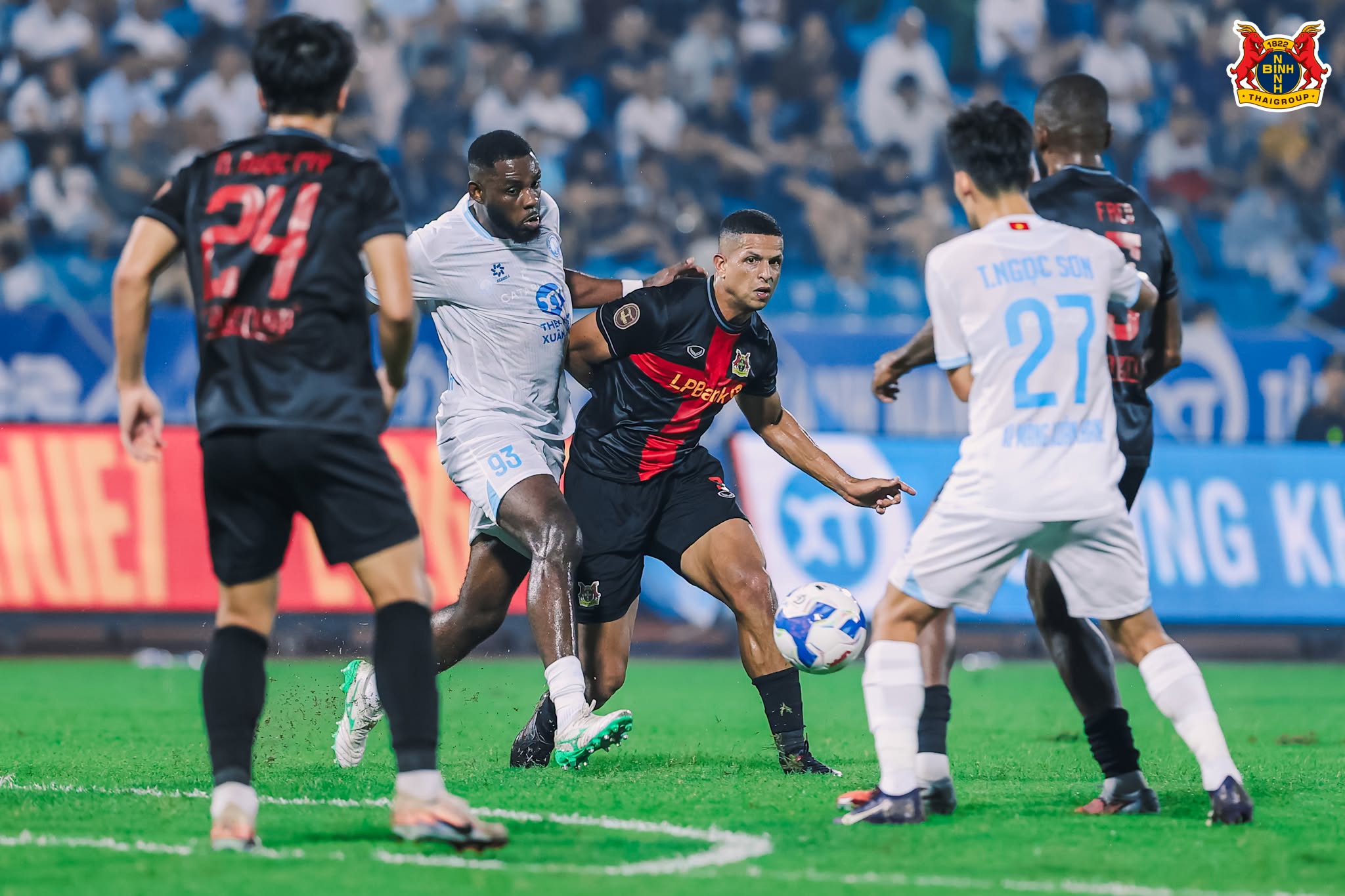 Lucao (giữa) có lợi thế khi đá ít hơn Alan, chủ yếu tập trung cho V-League
