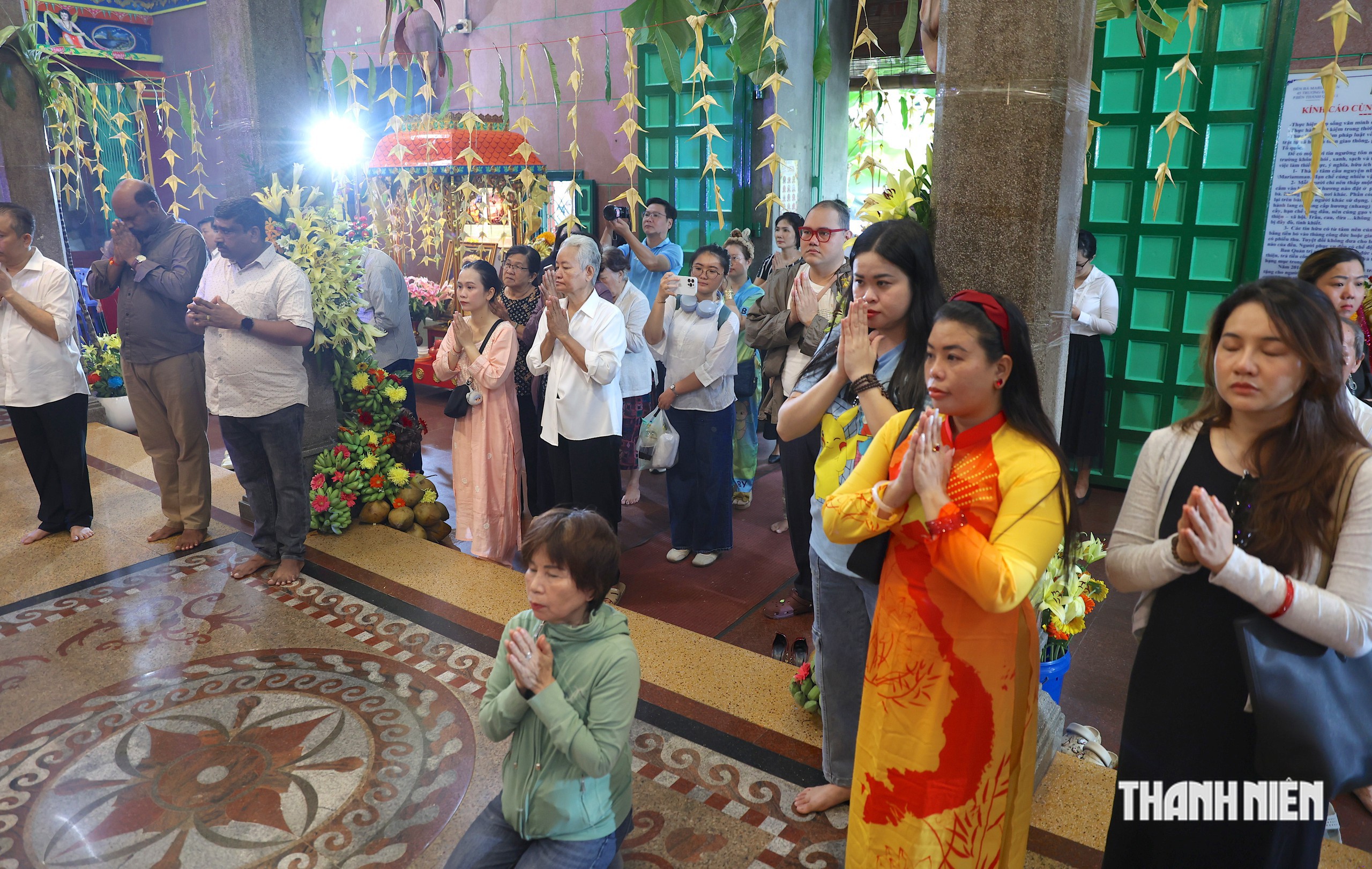 Người dân rước kiệu, xin lửa ngày vía Bà Mariamman ở trung tâm TP.HCM - Ảnh 2.