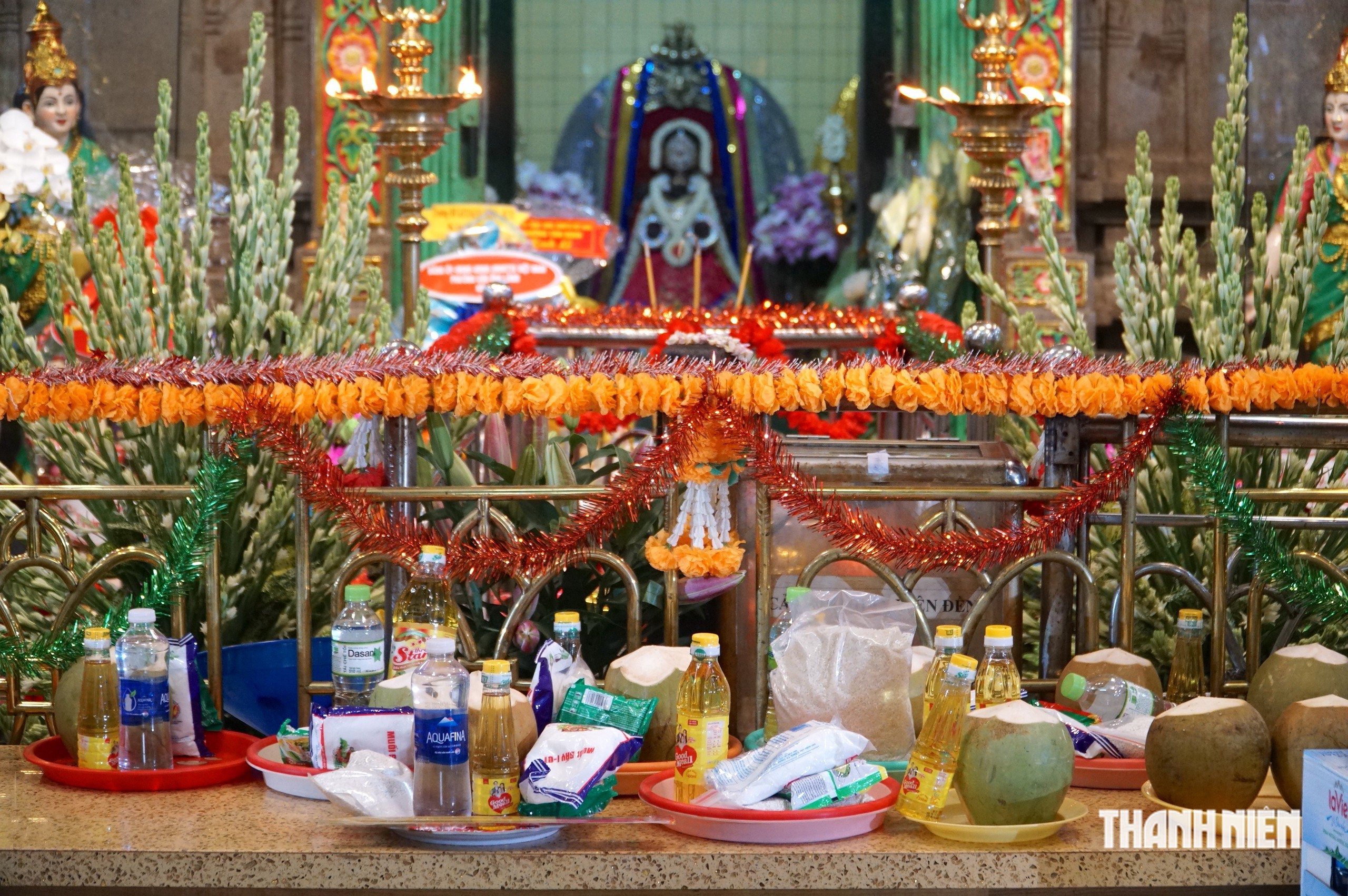 Người dân rước kiệu, xin lửa ngày vía Bà Mariamman ở trung tâm TP.HCM - Ảnh 4.