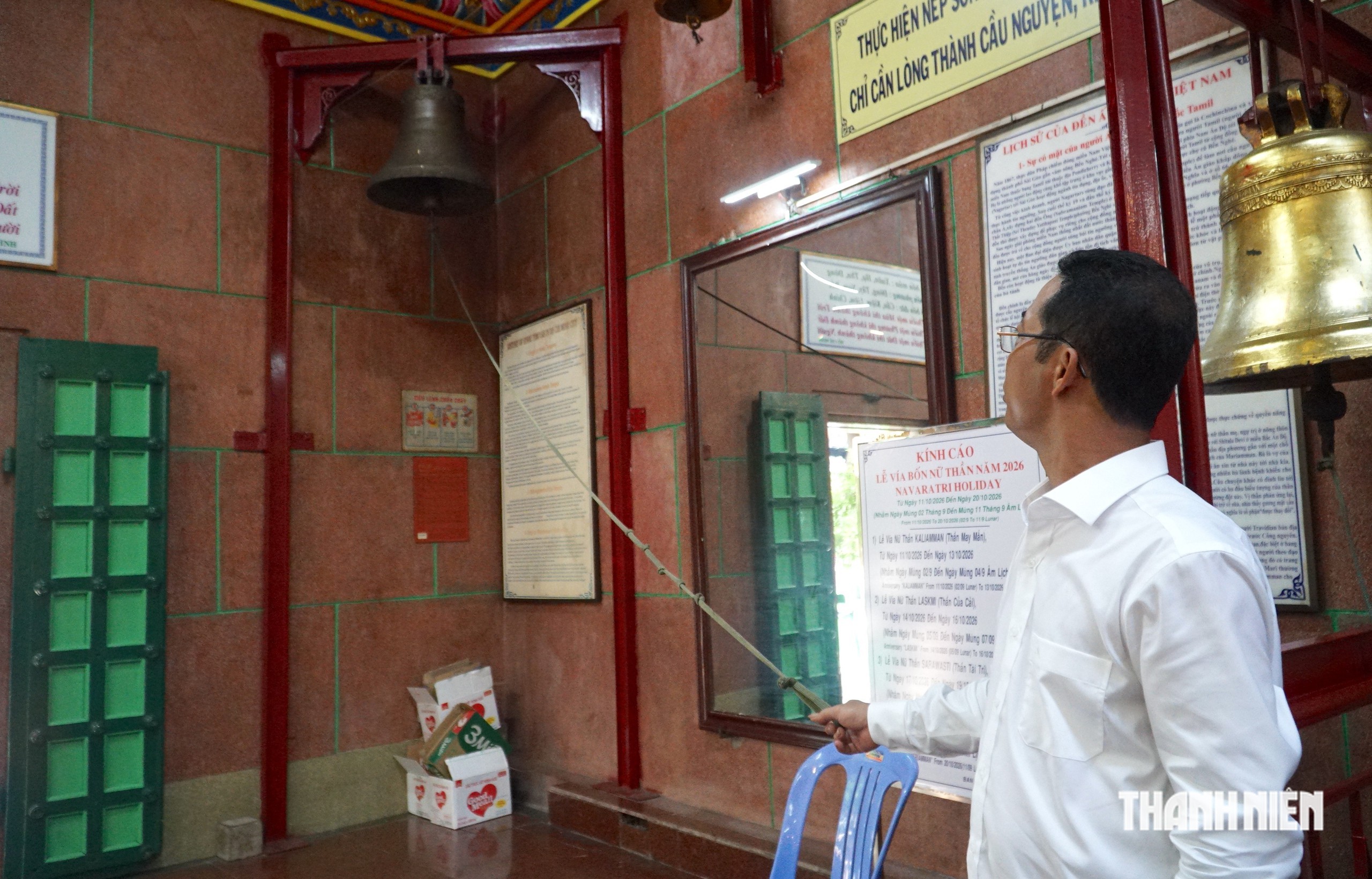 Người dân rước kiệu, xin lửa ngày vía Bà Mariamman ở trung tâm TP.HCM - Ảnh 6.