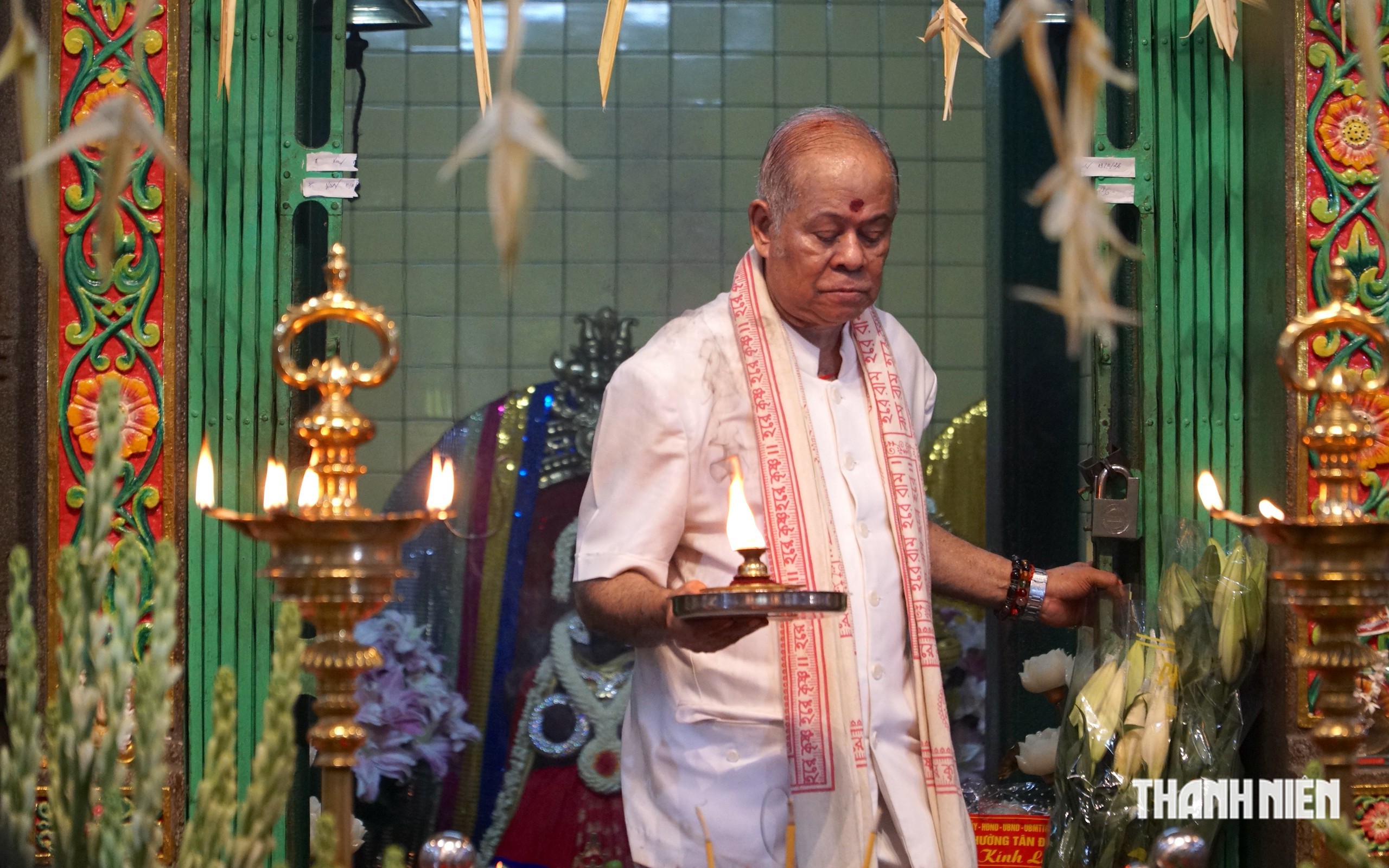 Người dân rước kiệu, xin lửa ngày vía Bà Mariamman ở trung tâm TP.HCM - Ảnh 7.