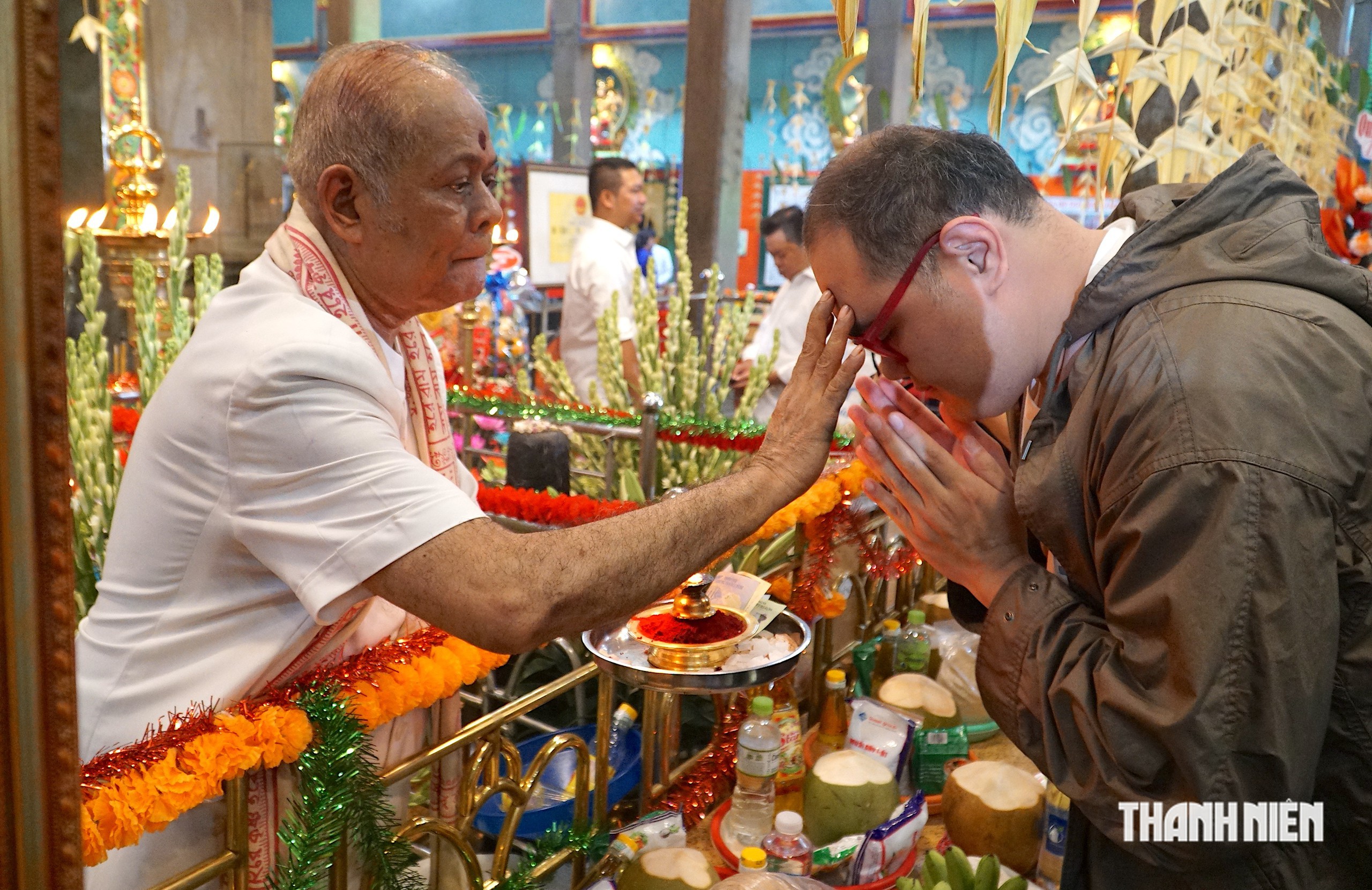 Người dân rước kiệu, xin lửa ngày vía Bà Mariamman ở trung tâm TP.HCM - Ảnh 12.