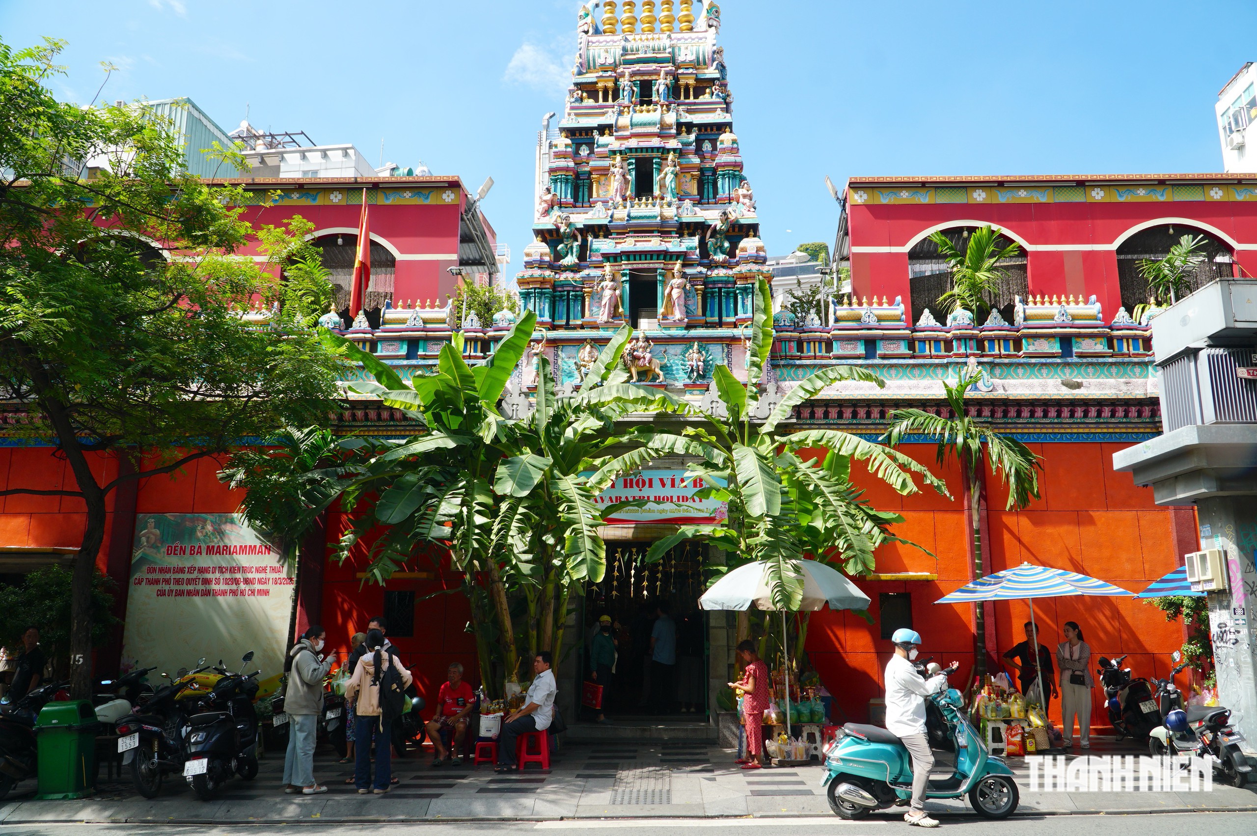 Người dân rước kiệu, xin lửa ngày vía Bà Mariamman ở trung tâm TP.HCM - Ảnh 1.