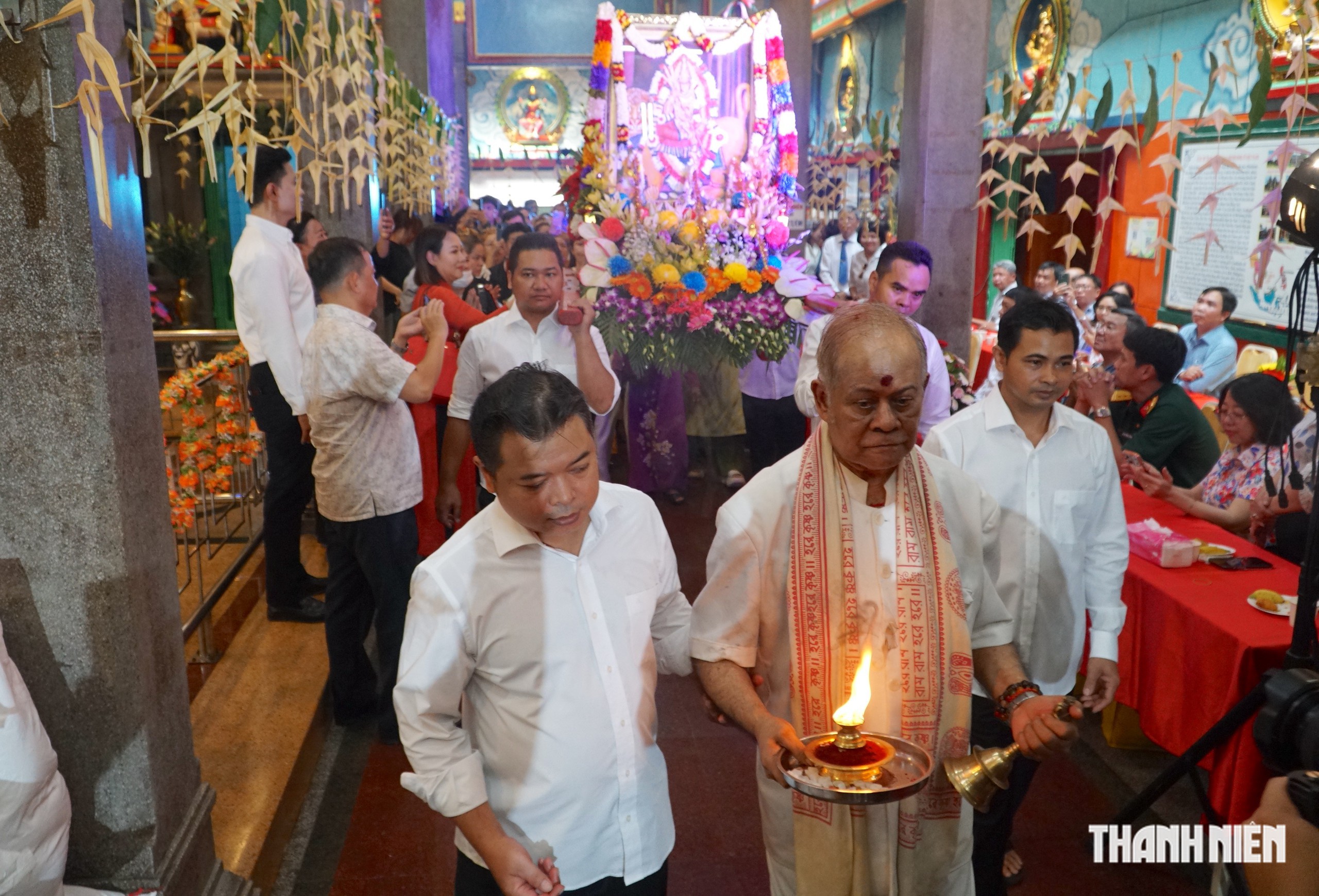 Người dân rước kiệu, xin lửa ngày vía Bà Mariamman ở trung tâm TP.HCM - Ảnh 8.