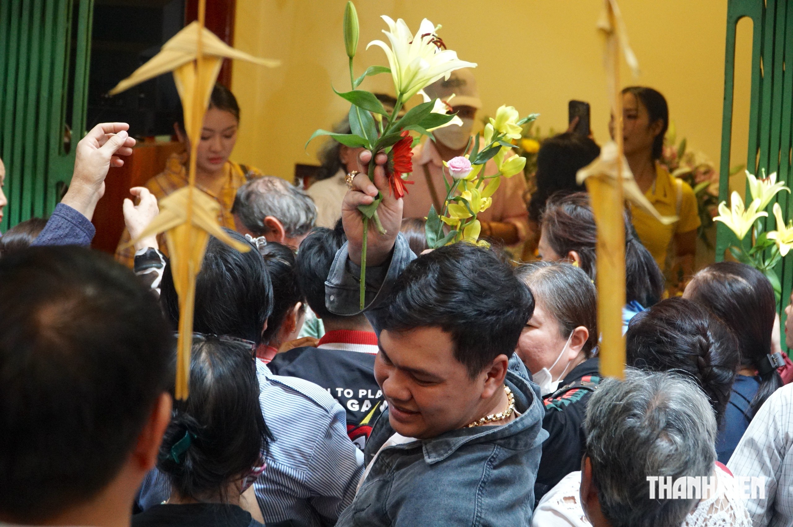 Người dân rước kiệu, xin lửa ngày vía Bà Mariamman ở trung tâm TP.HCM - Ảnh 13.