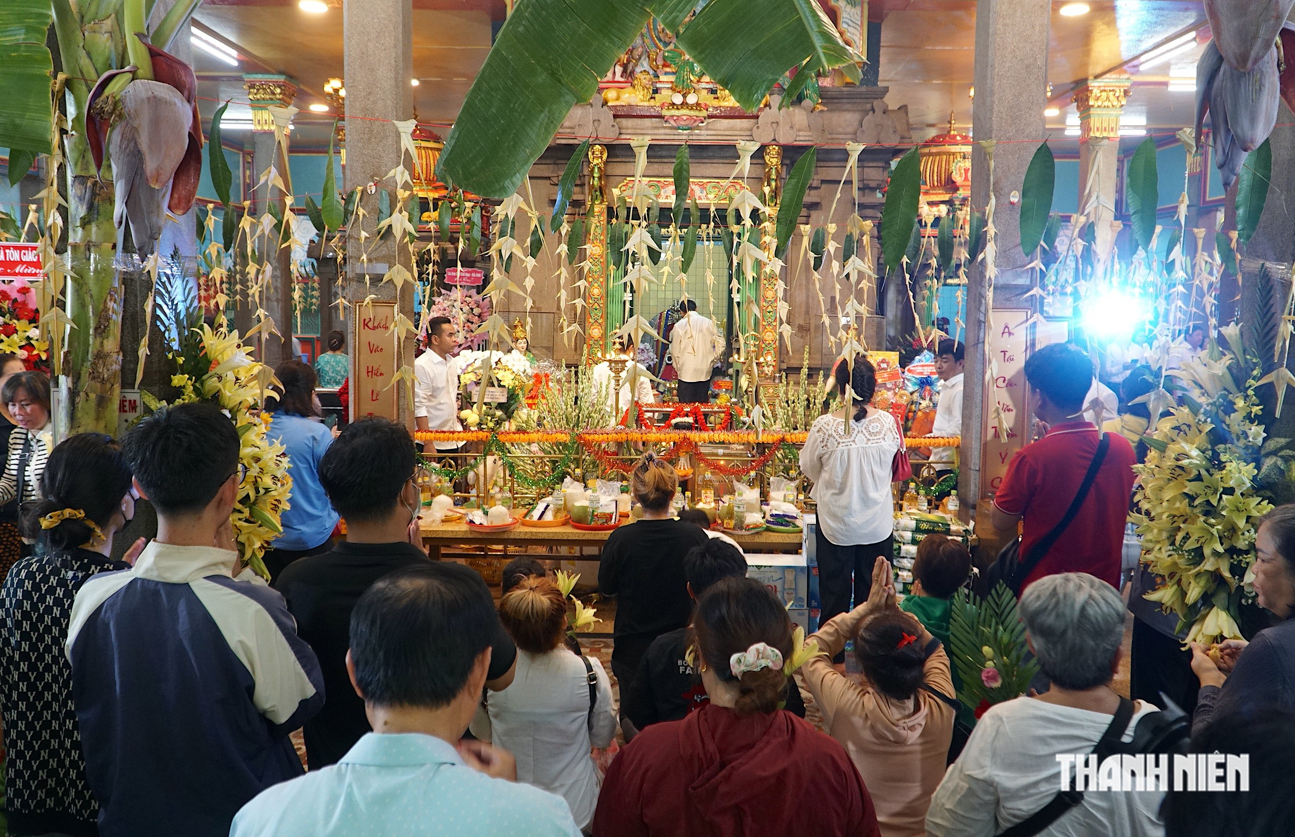 Người dân rước kiệu, xin lửa ngày vía Bà Mariamman ở trung tâm TP.HCM - Ảnh 5.