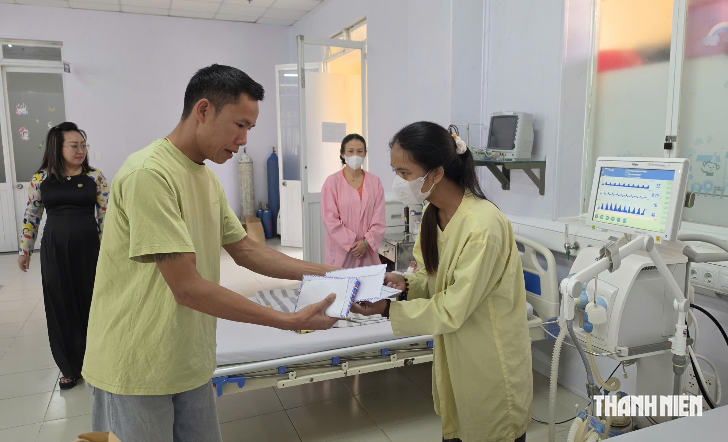 Vợ chồng tặng 4.000 cành cúc trắng tri ân liệt sĩ tiếp tục trao quà bệnh nhi  - Ảnh 1.