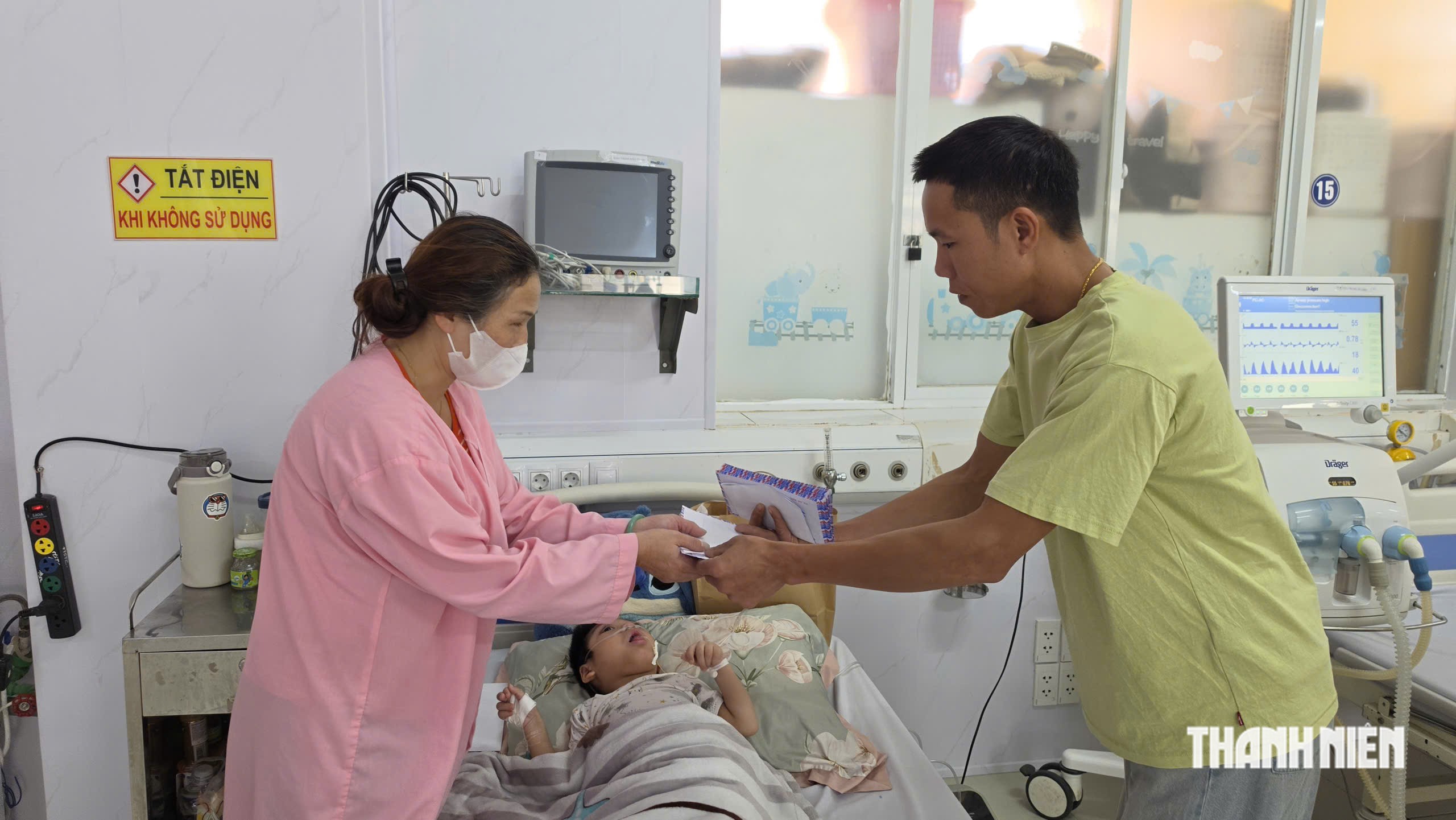 Vợ chồng tặng 4.000 cành cúc trắng tri ân liệt sĩ tiếp tục trao quà bệnh nhi  - Ảnh 2.