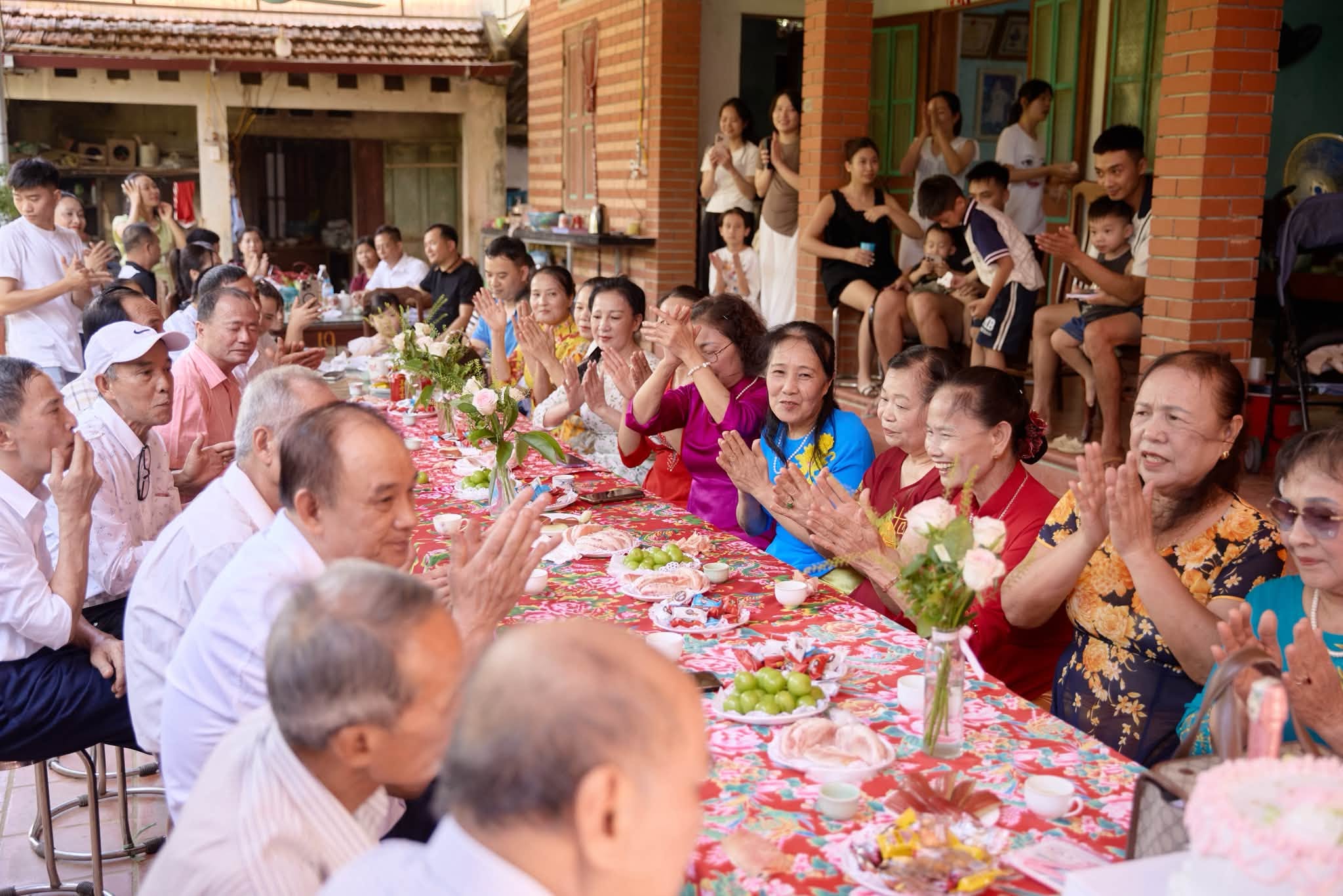 12 chị em ruột lớn tuổi tổ chức kỷ niệm ngày cưới trong căn nhà cổ - Ảnh 5.