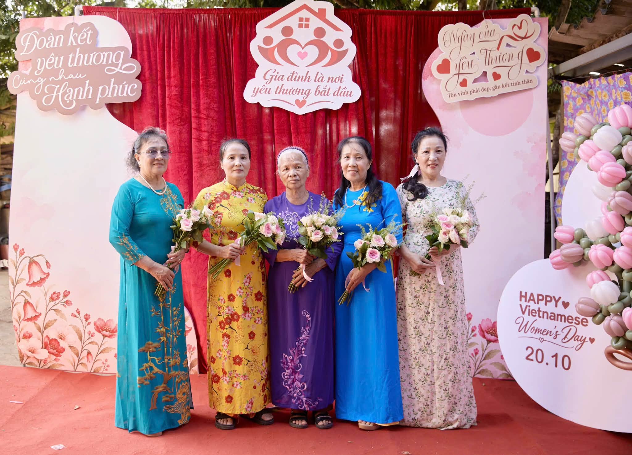 12 chị em ruột lớn tuổi tổ chức kỷ niệm ngày cưới trong căn nhà cổ - Ảnh 3.