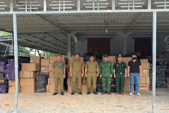 Đột kích 7 kho hàng vùng biên Việt - Lào, phát hiện 30 tấn pháo nổ- Ảnh 2.