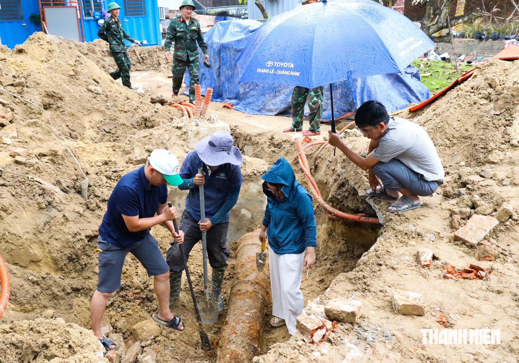 Cận cảnh khai quật súng thần công khoảng 200 năm tuổi tại Thành Điện Hải - Ảnh 9.
