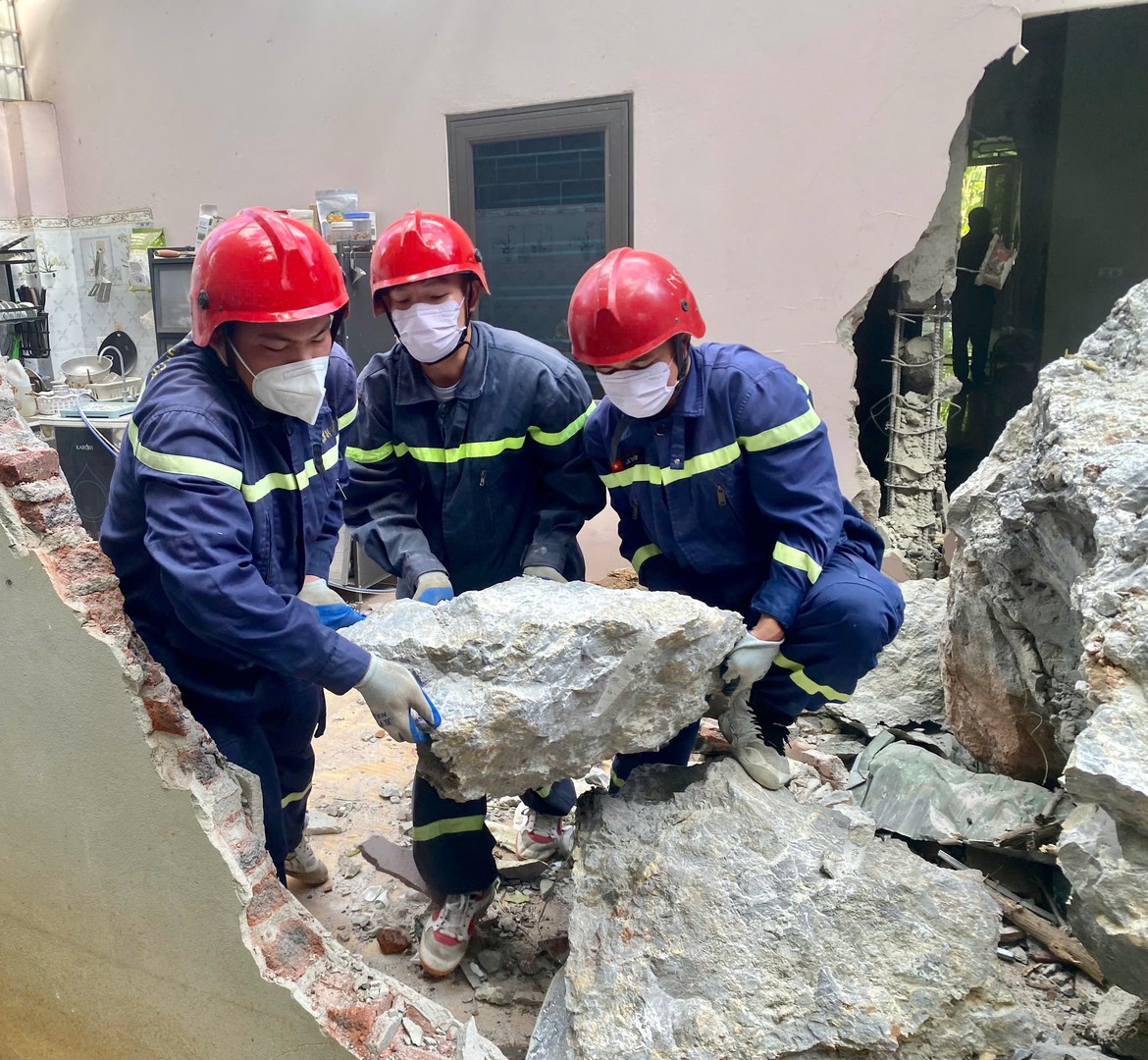 Nạn nhân động đất ở Sơn La được cơ quan chức năng giúp khắc phục hậu quả - Ảnh 3.
