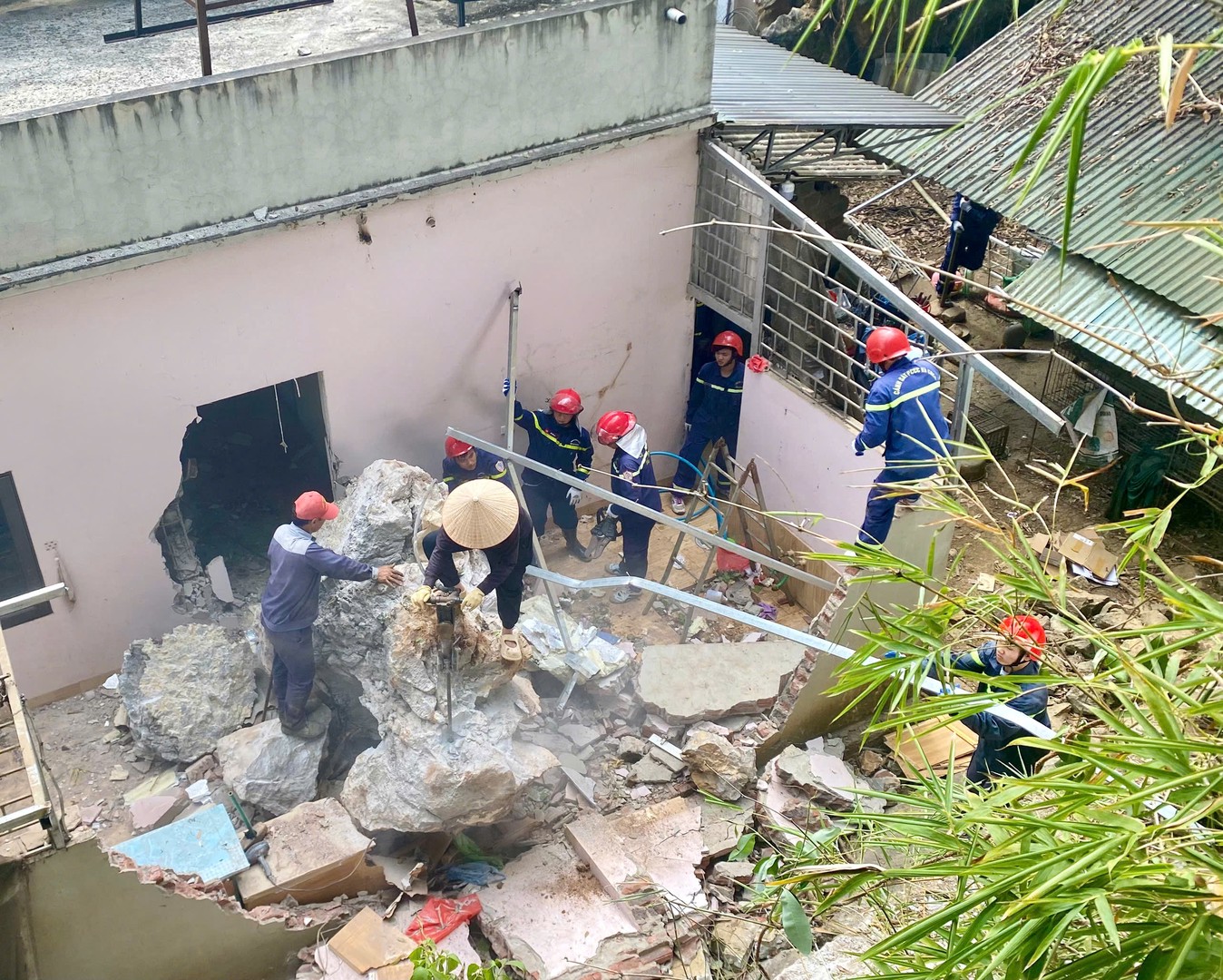 Nạn nhân động đất ở Sơn La được cơ quan chức năng giúp khắc phục hậu quả - Ảnh 2.