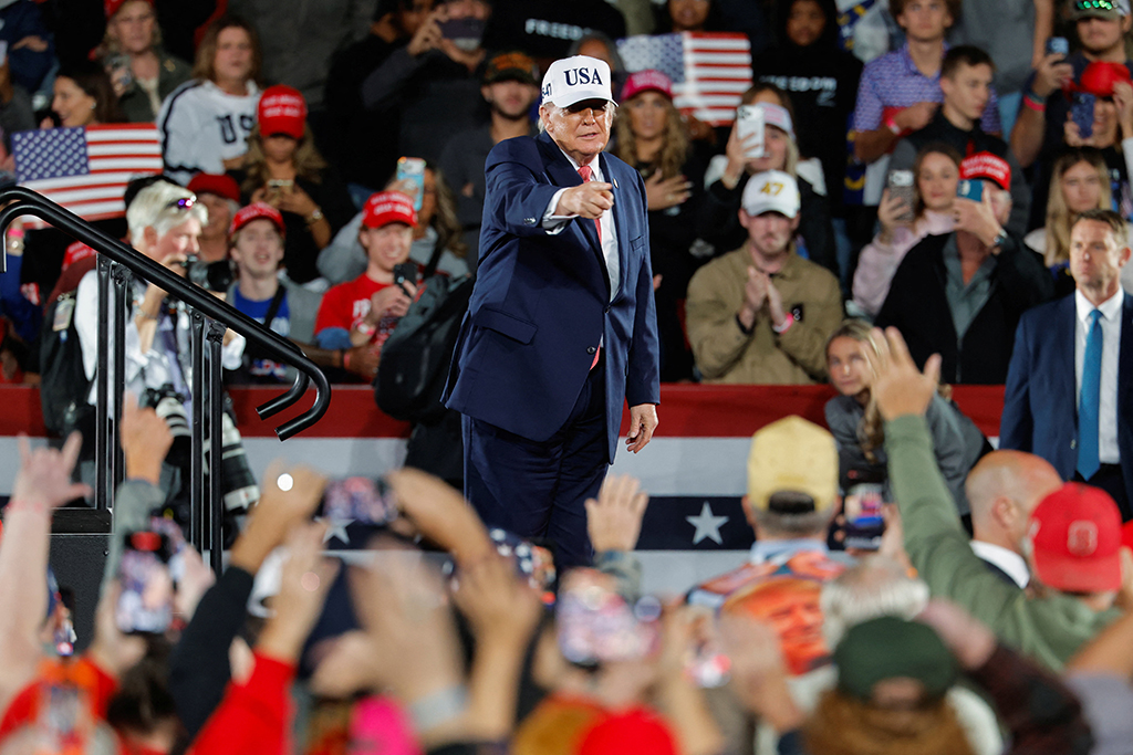 Trước thềm bầu cử, &ocirc;ng Trump lại hứa tặng h&agrave;ng tỉ USD cho người d&acirc;n - Ảnh 1.