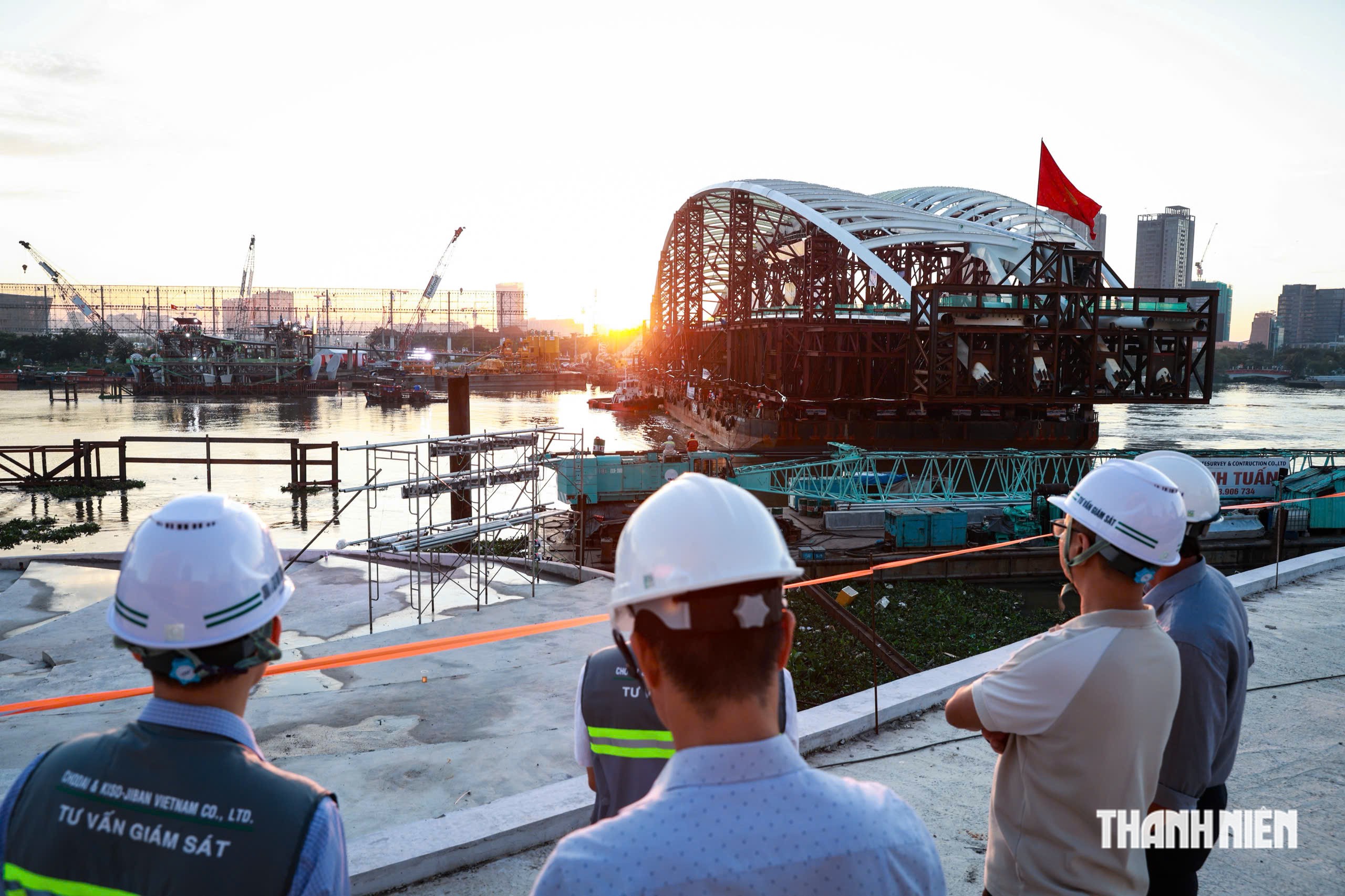 'Lá dừa nước' ngàn tỉ vươn nhịp cầu đón bình minh trên sông Sài Gòn - Ảnh 7.