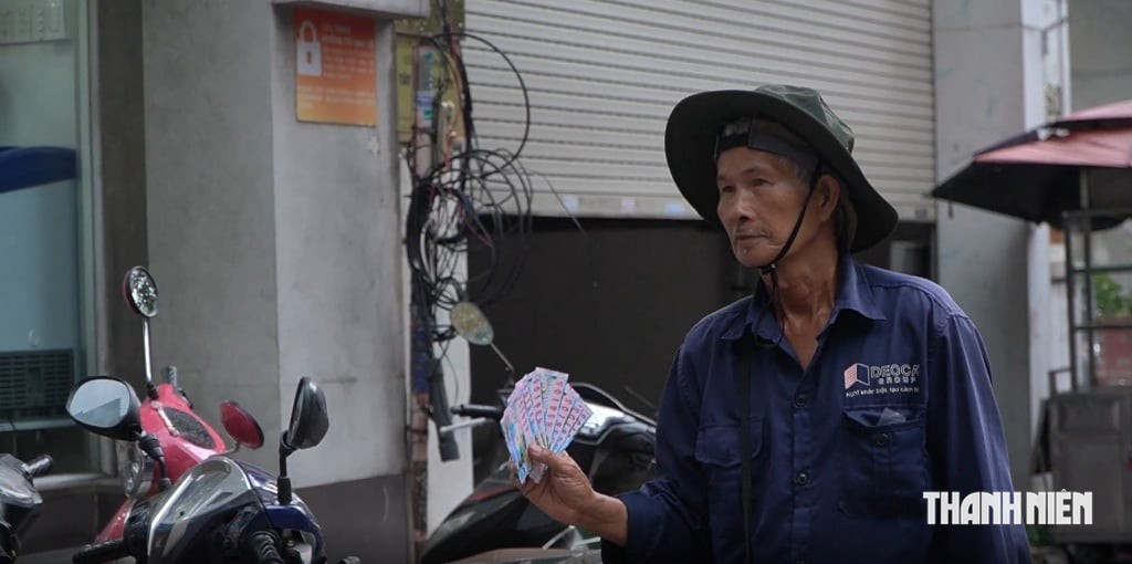 Nụ cười chua ch&aacute;t của người b&aacute;n v&eacute; số dạo: 'B&aacute;n v&eacute; số l&agrave;m gh&eacute;t nhiều người' - Ảnh 1.