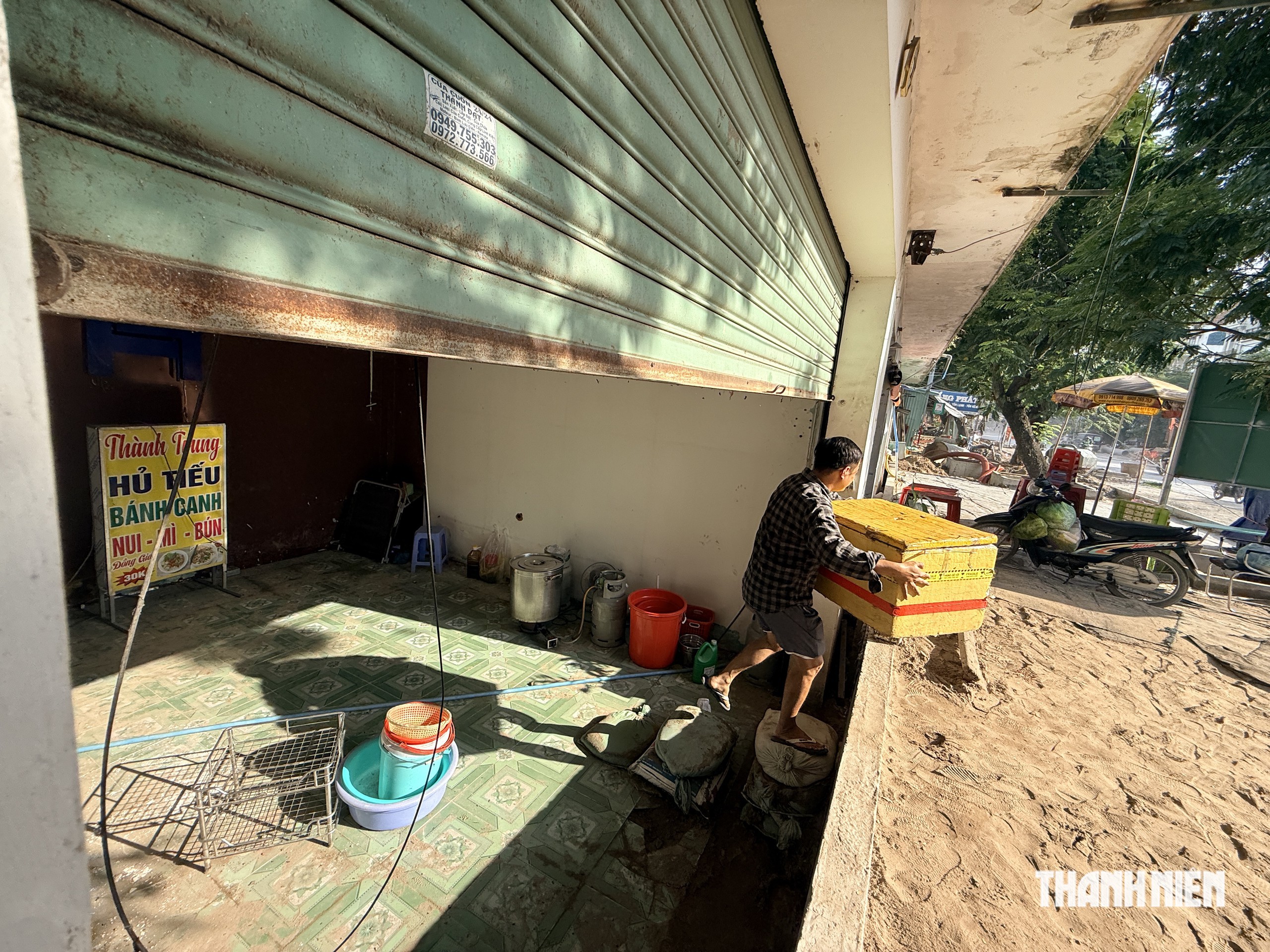 Đường Đặng Thùy Trâm ở TP.HCM nâng cấp, nhà dân bỗng thấp hơn mặt đường cả mét - Ảnh 1.