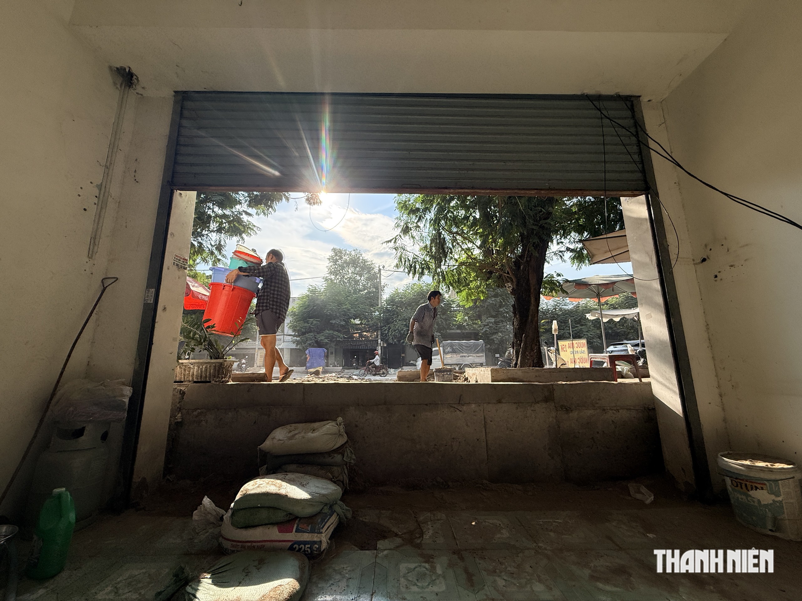 Đường Đặng Thùy Trâm ở TP.HCM nâng cấp, nhà dân bỗng thấp hơn mặt đường cả mét - Ảnh 5.