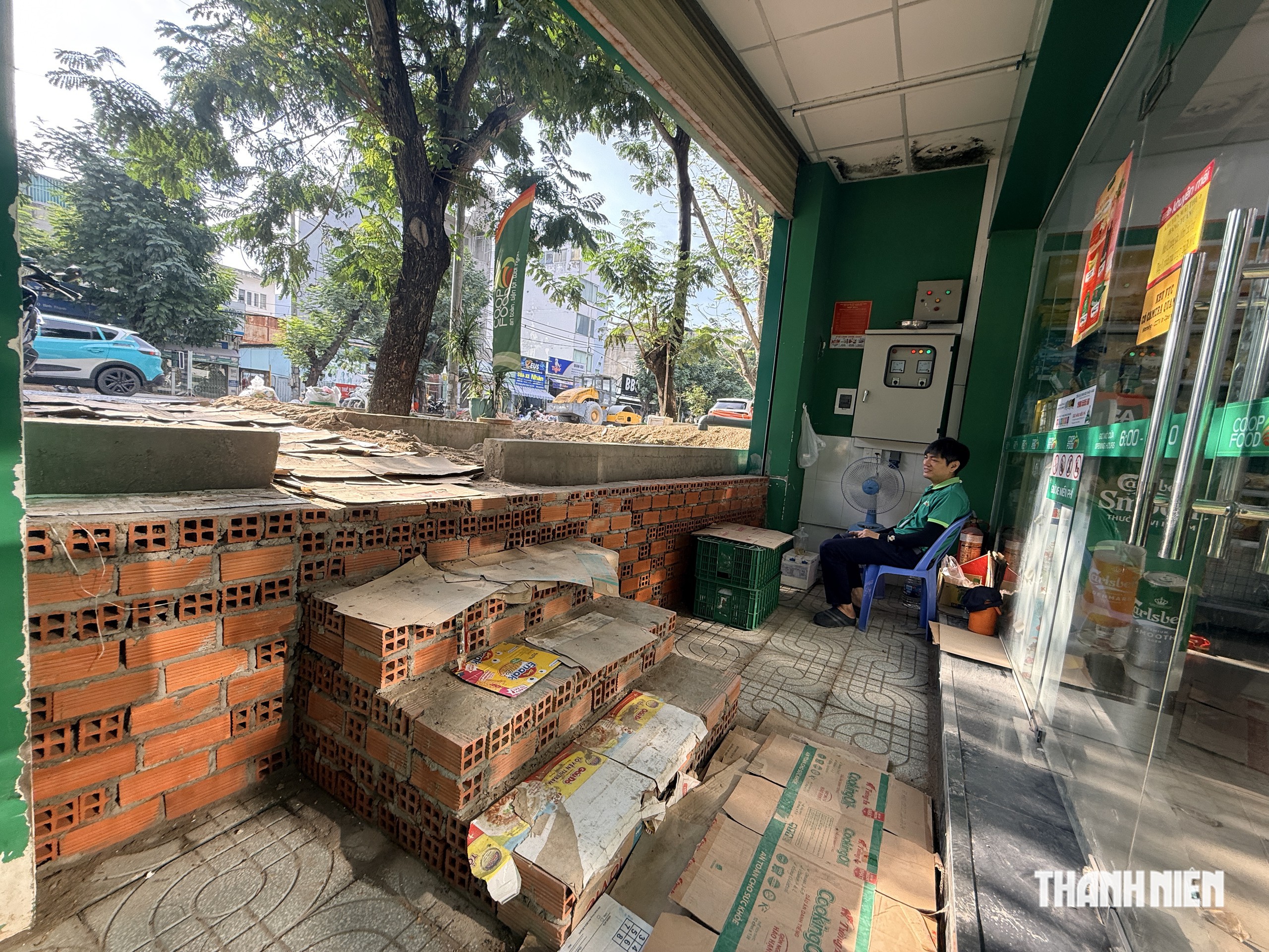 Đường Đặng Thùy Trâm ở TP.HCM nâng cấp, nhà dân bỗng thấp hơn mặt đường cả mét - Ảnh 11.
