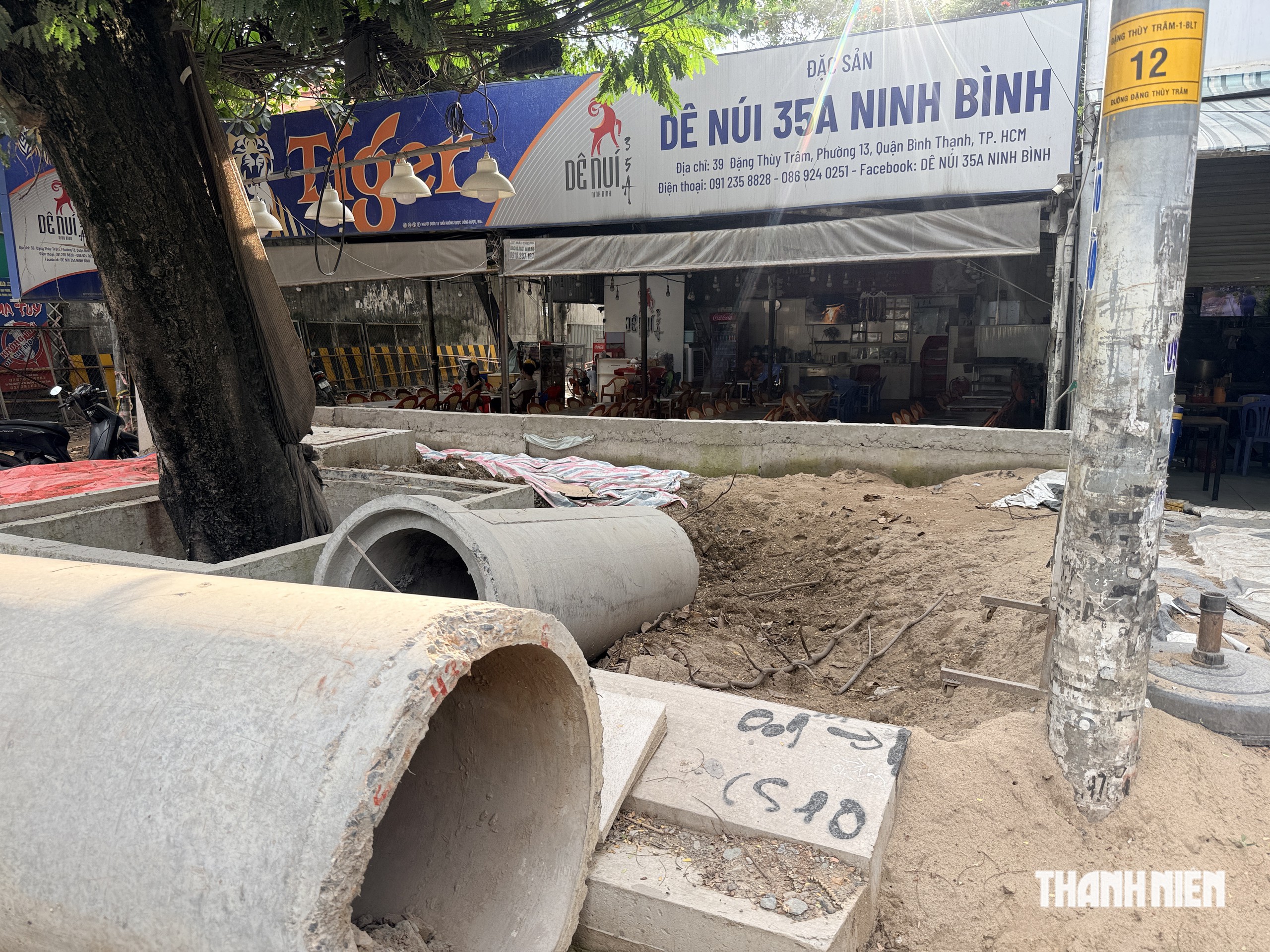 Đường Đặng Thùy Trâm ở TP.HCM nâng cấp, nhà dân bỗng thấp hơn mặt đường cả mét - Ảnh 4.