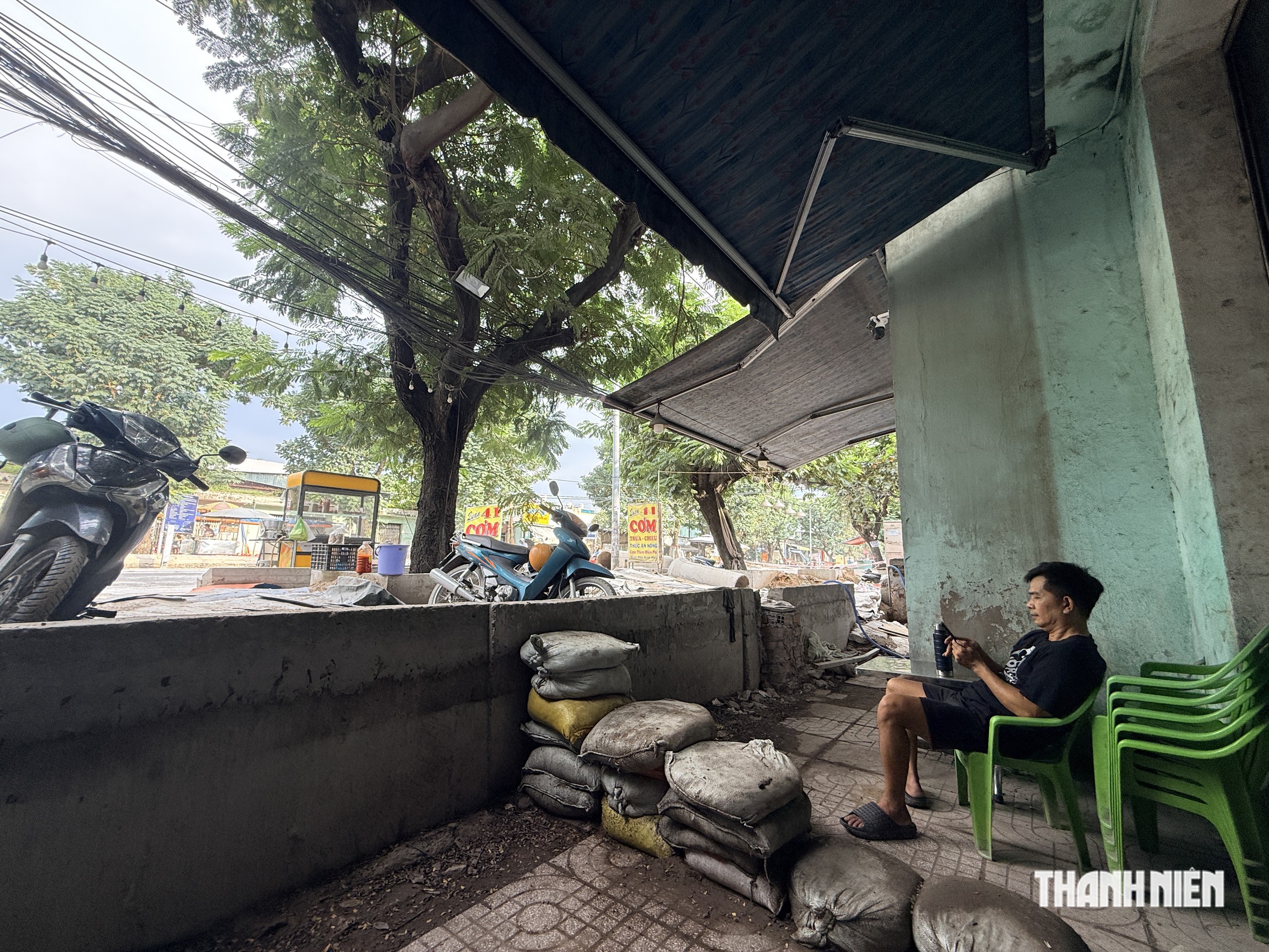 Đường Đặng Thùy Trâm ở TP.HCM nâng cấp, nhà dân bỗng thấp hơn mặt đường cả mét - Ảnh 3.