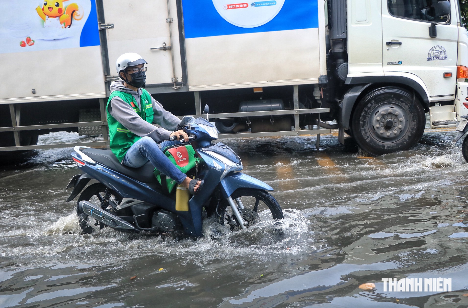 Mưa lớn giữa trưa 21.10, người dân vất vả qua 'rốn ngập' đen ngòm ở TP.HCM - Ảnh 4.