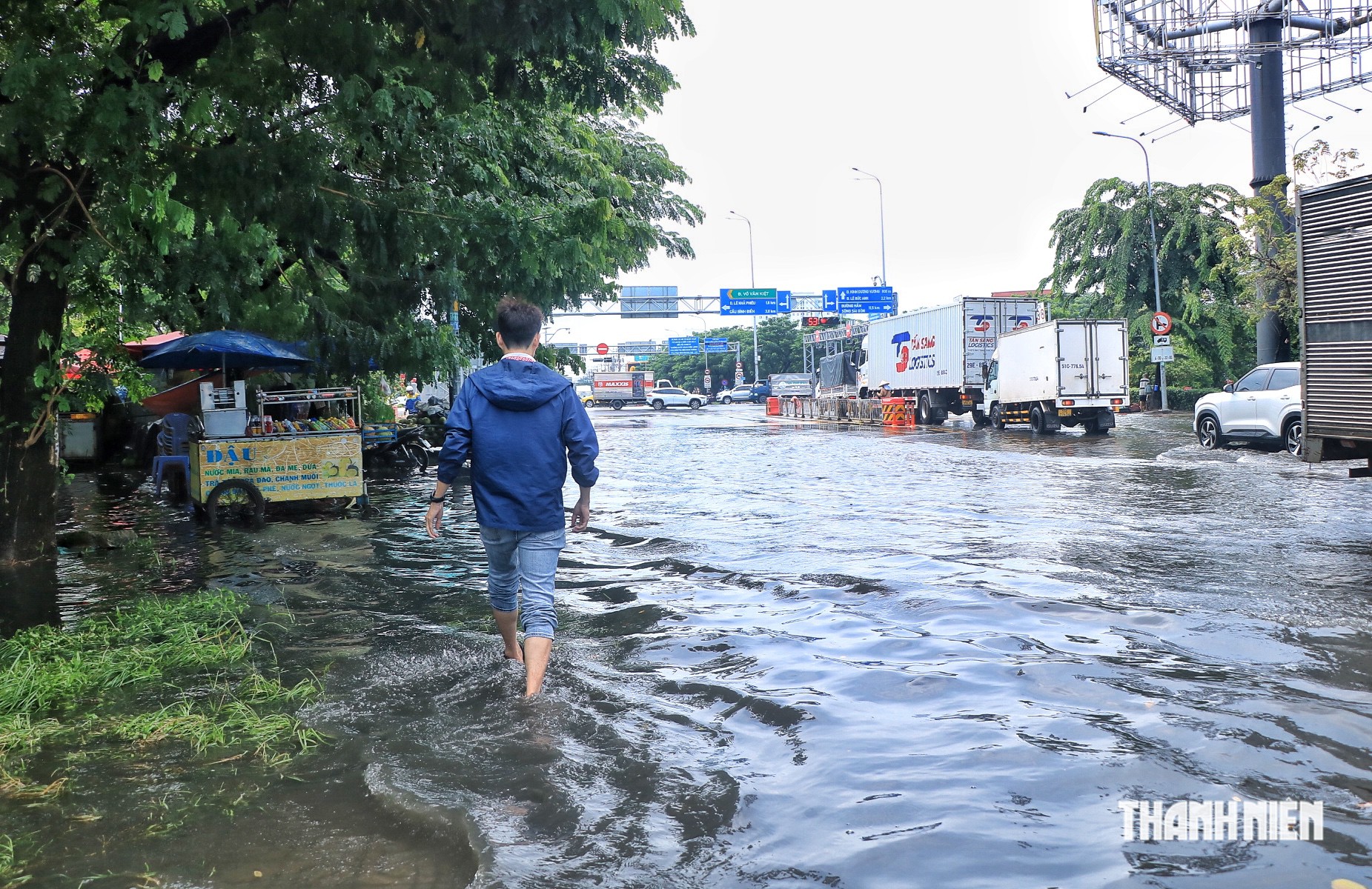 Mưa lớn giữa trưa 21.10, người dân vất vả qua 'rốn ngập' đen ngòm ở TP.HCM - Ảnh 2.