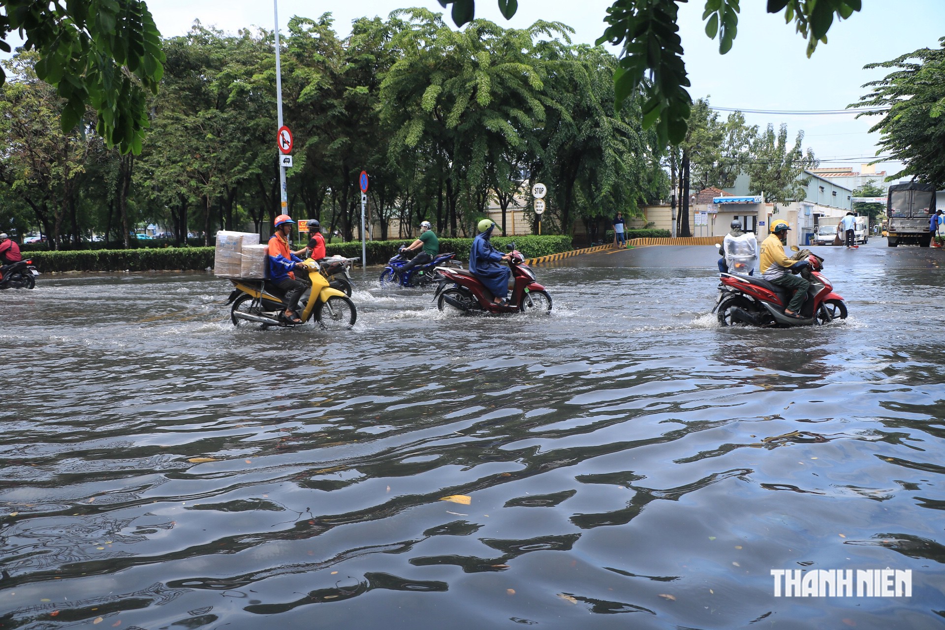 Mưa lớn giữa trưa 21.10, người dân vất vả qua 'rốn ngập' đen ngòm ở TP.HCM - Ảnh 7.