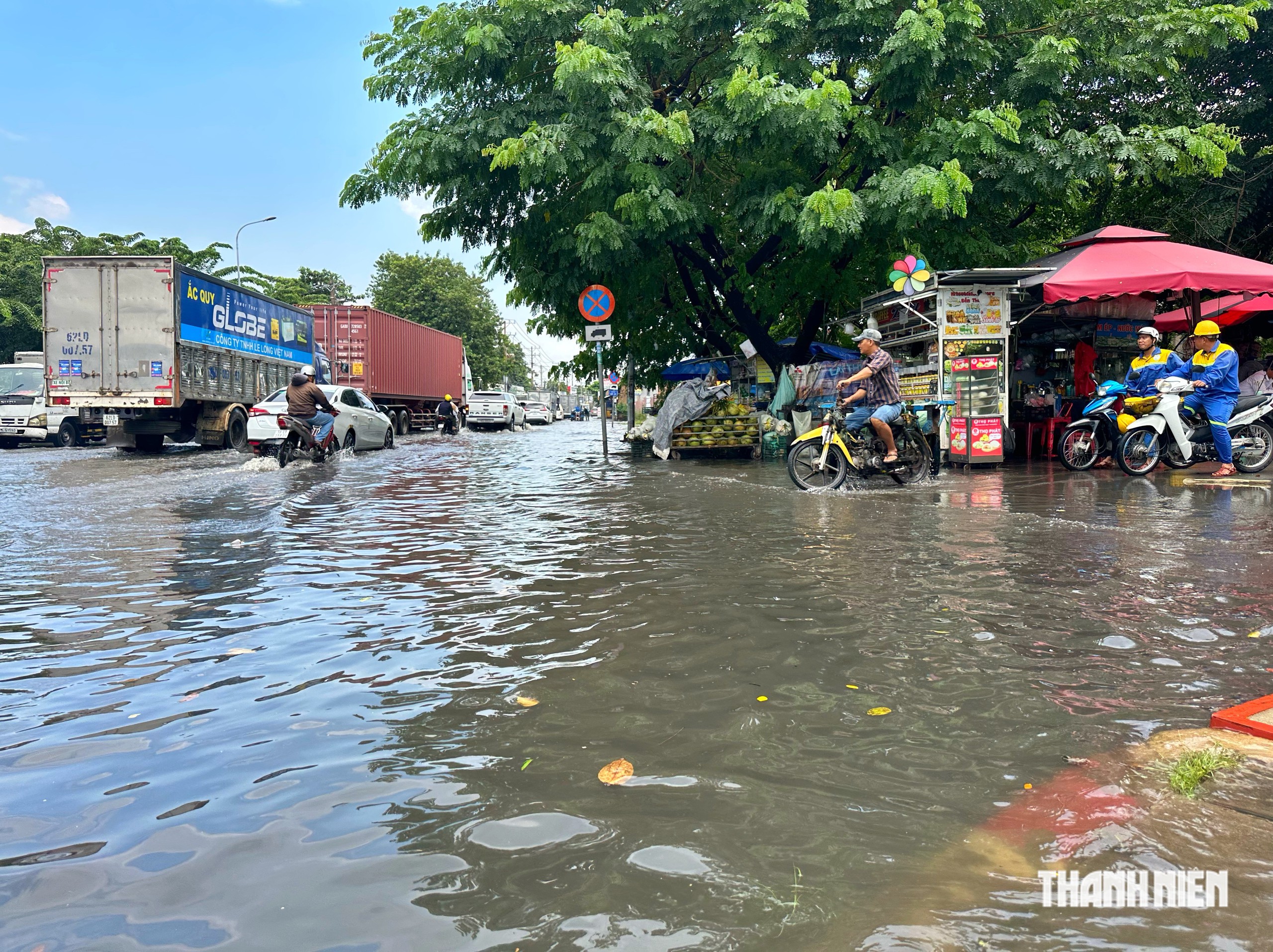 Mưa lớn giữa trưa 21.10, người dân vất vả qua 'rốn ngập' đen ngòm ở TP.HCM - Ảnh 3.
