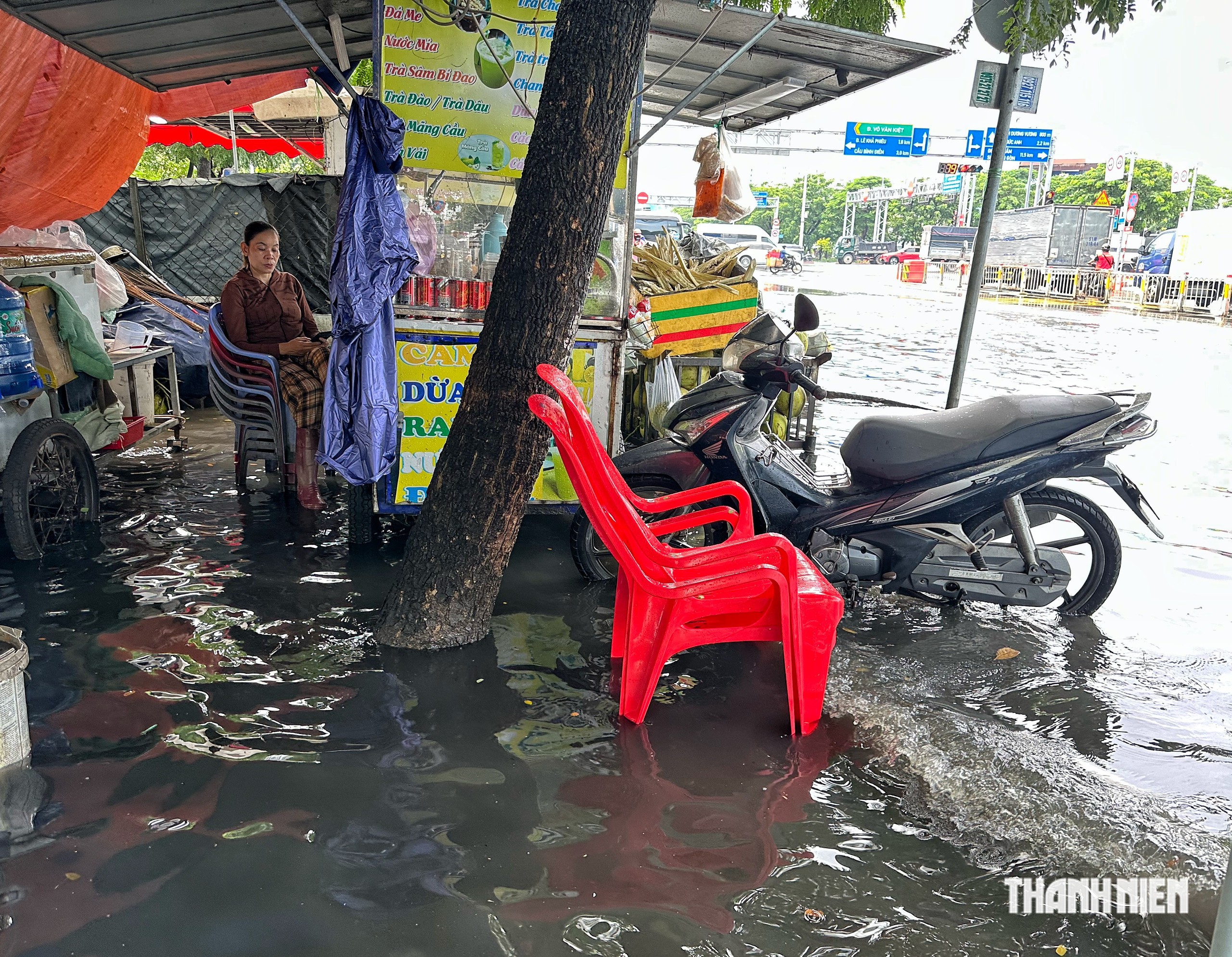 Mưa lớn giữa trưa 21.10, người dân vất vả qua 'rốn ngập' đen ngòm ở TP.HCM - Ảnh 5.