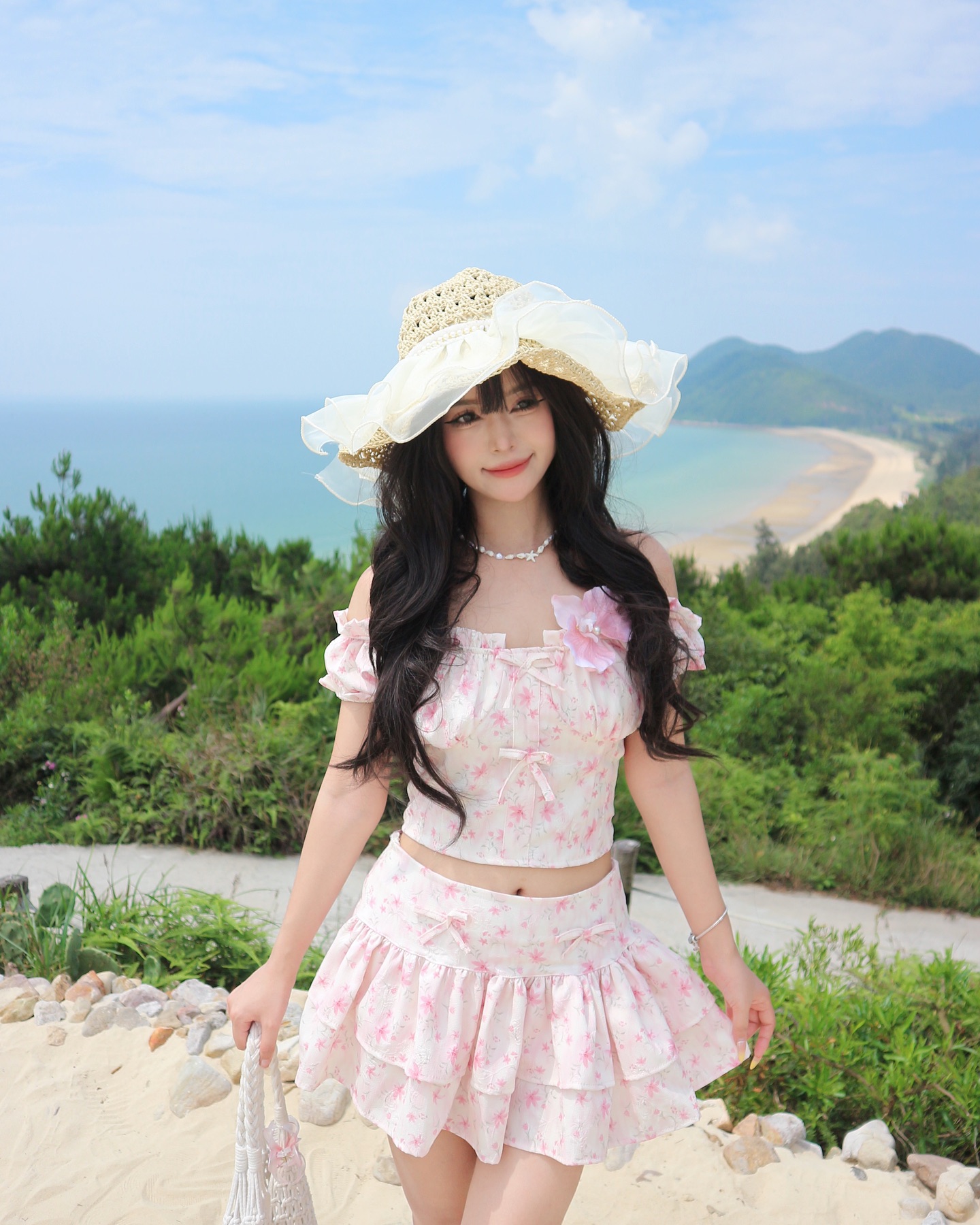 Gallery - Set áo chân váy hoa 'chiếm trọn' ánh nhìn xuống phố - image 3