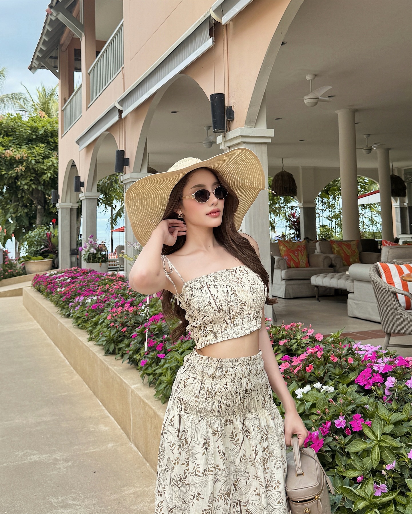 Gallery - Set áo chân váy hoa 'chiếm trọn' ánh nhìn xuống phố - image 6