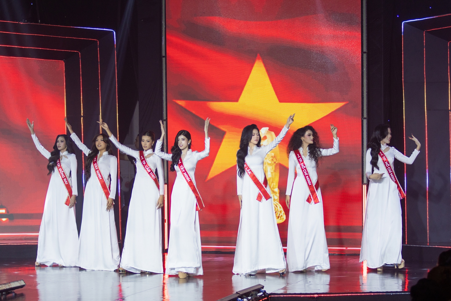 Nữ MC song ngữ cao 1,77m đăng quang Miss Charm Vietnam - Ảnh 1.