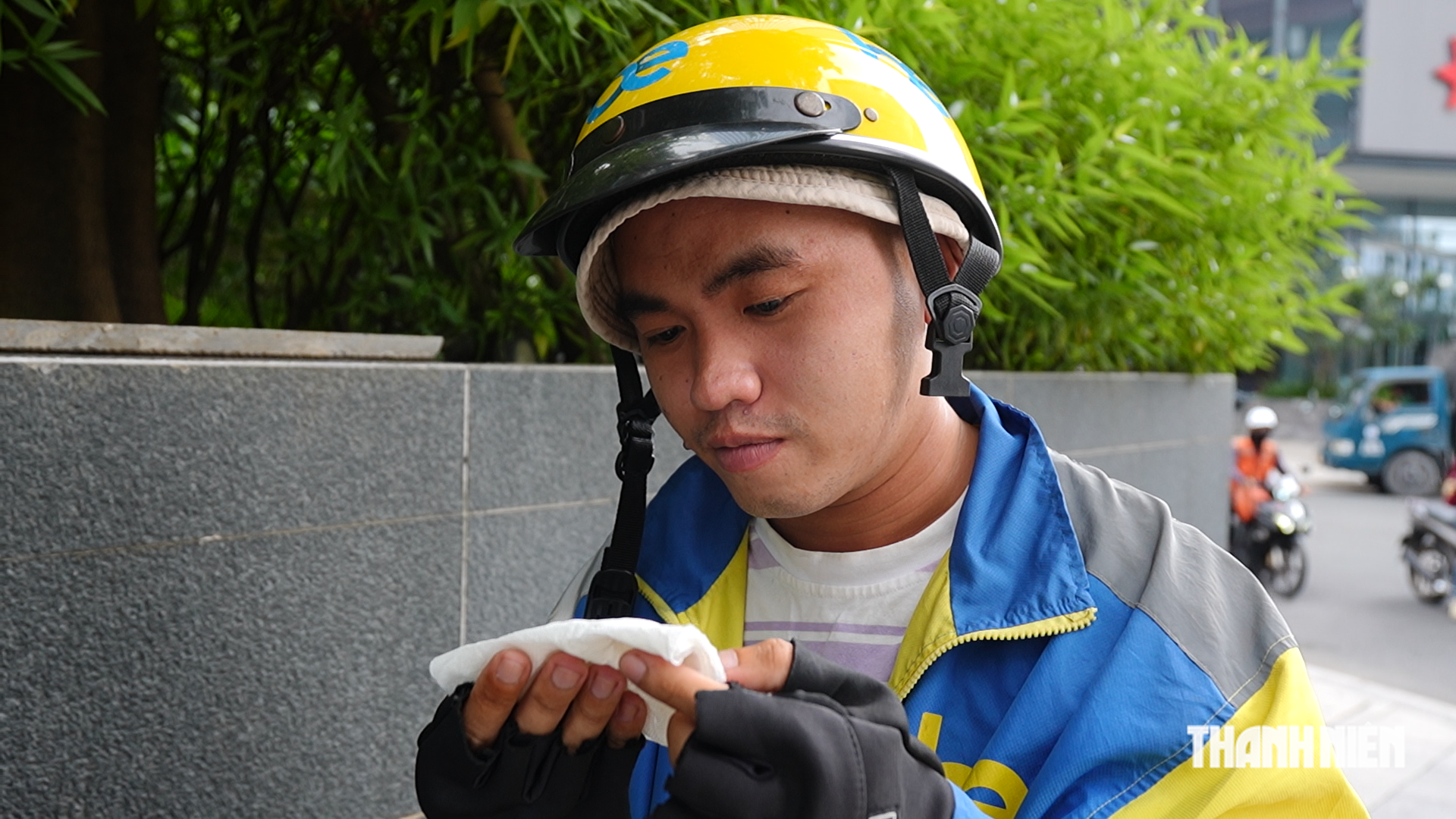 Bầu trời TP.HCM mờ đục, t&agrave;i xế c&ocirc;ng nghệ lo h&iacute;t bụi suốt ng&agrave;y ngo&agrave;i đường - Ảnh 10.
