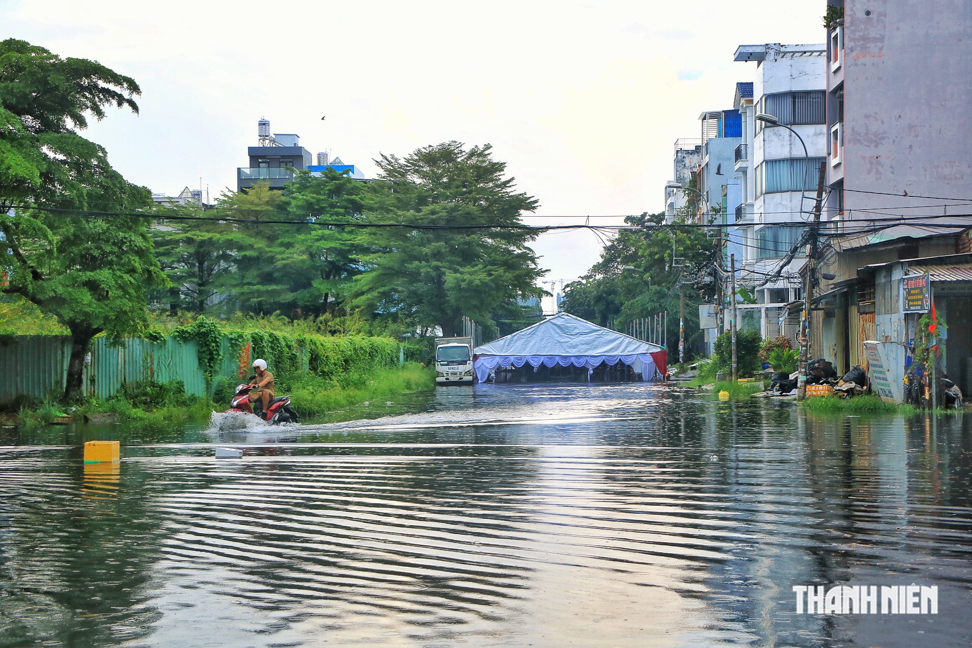 Mưa lớn ở TP.HCM chiều nay 22.10: Khu d&acirc;n cư ngập nặng, nước đen ng&ograve;m - Ảnh 3.
