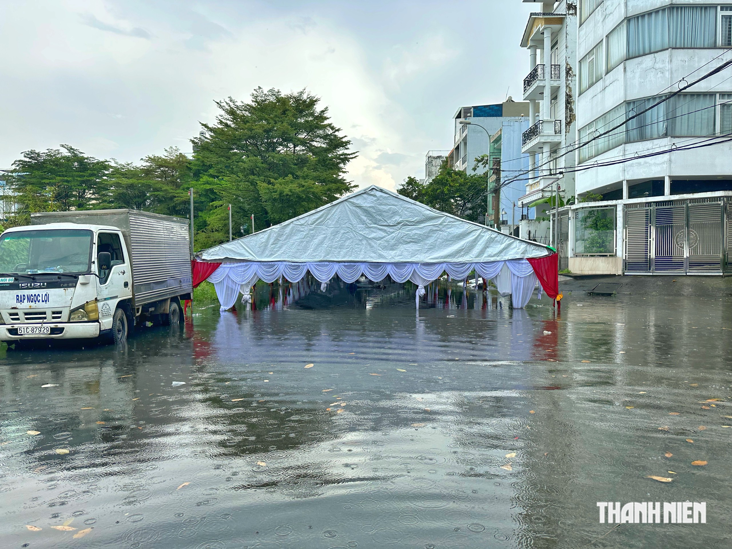 Mưa lớn ở TP.HCM chiều nay 22.10: Khu d&acirc;n cư ngập nặng, nước đen ng&ograve;m - Ảnh 4.