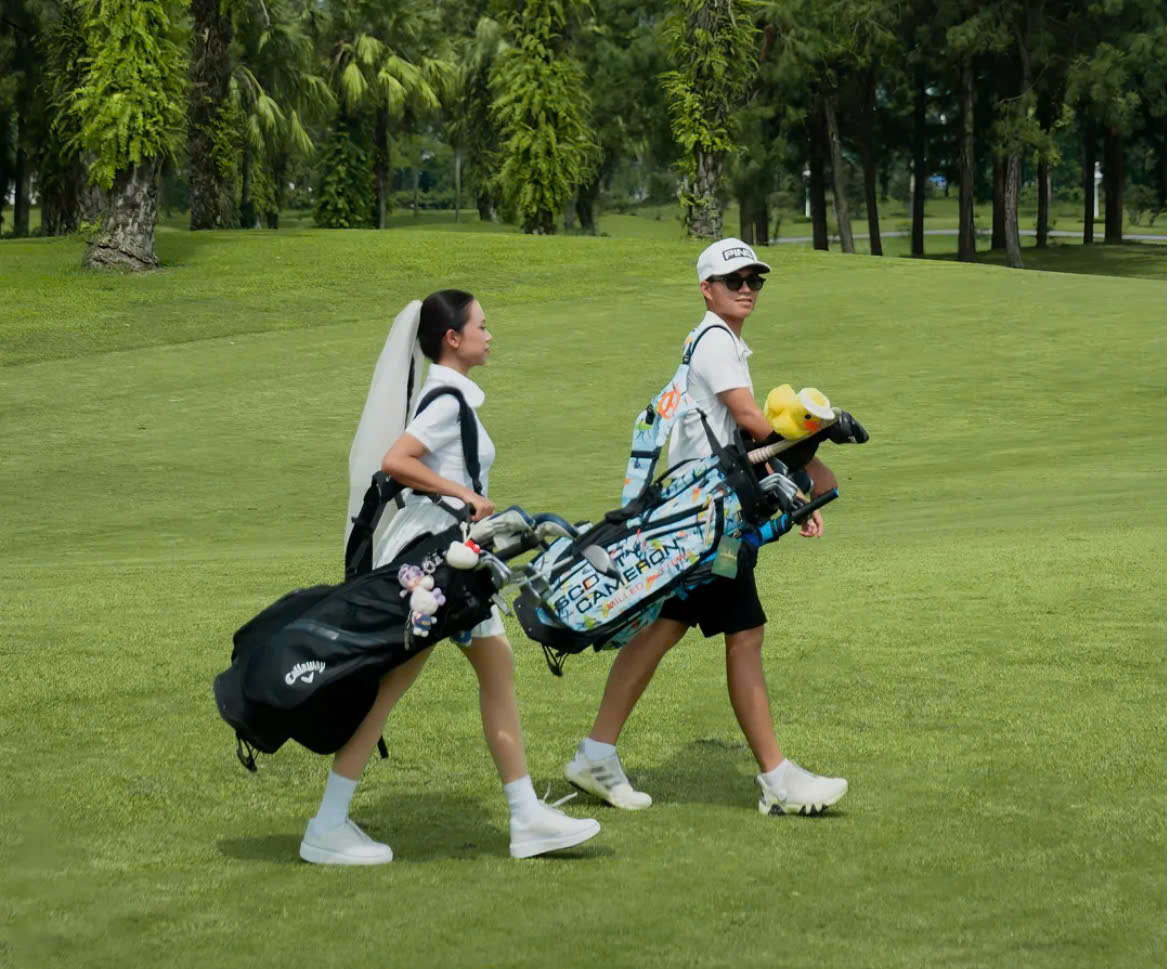 Cô dâu, chú rể đánh golf ngay trong đám cưới, 900 khách phải trầm trồ - Ảnh 5.