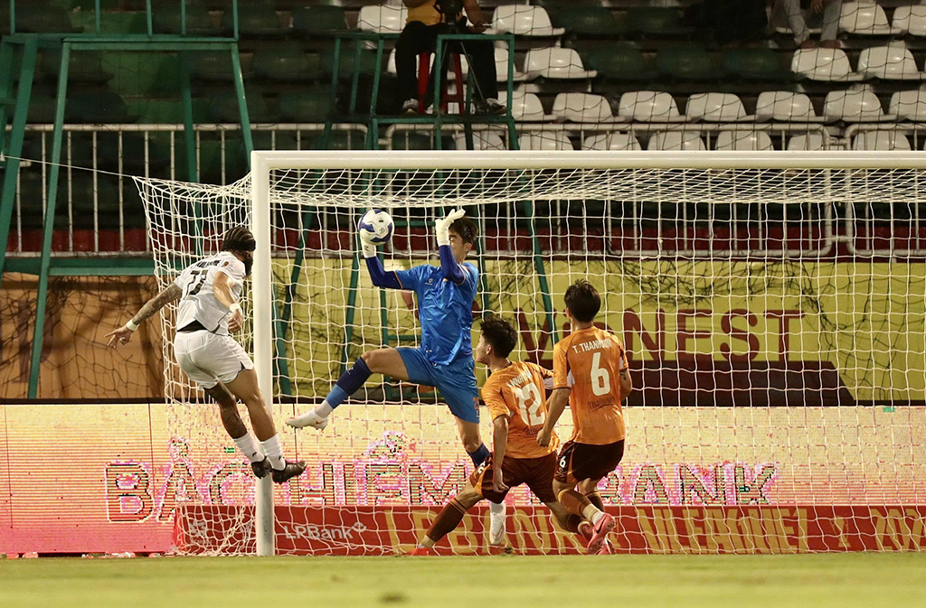 SLNA takes the top spot in the V-League, while HAGL continues its ...