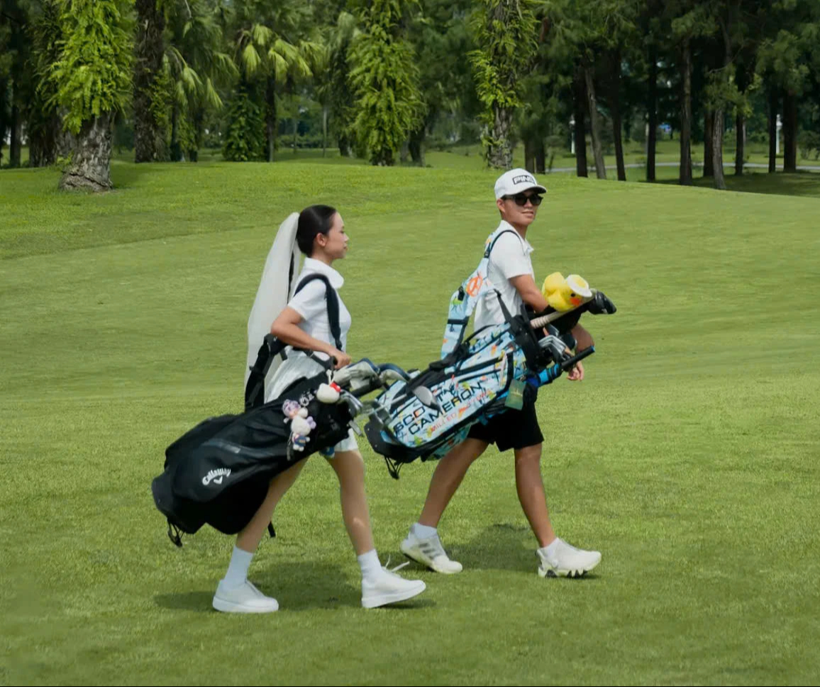 Cô dâu, chú rể đánh golf ngay trong đám cưới, 900 khách phải trầm trồ - Ảnh 3.