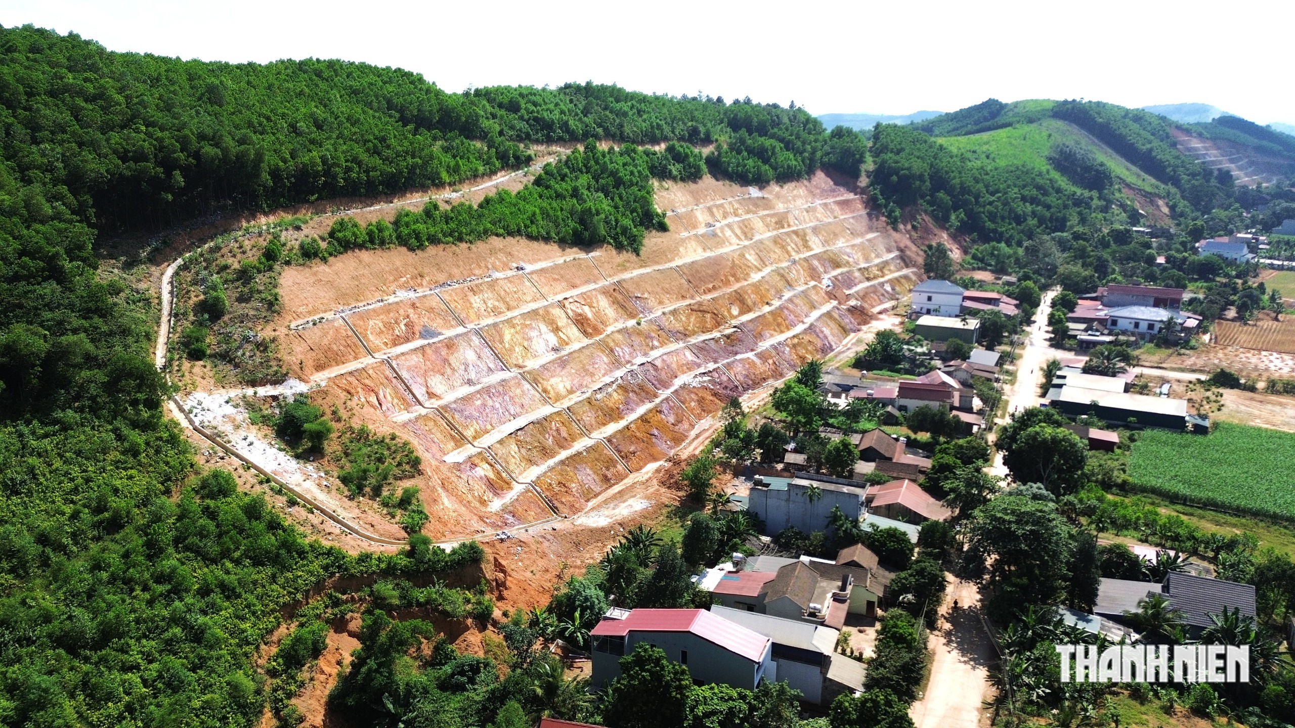 Kè chống sạt lở 'đe dọa' khu dân cư- Ảnh 1.