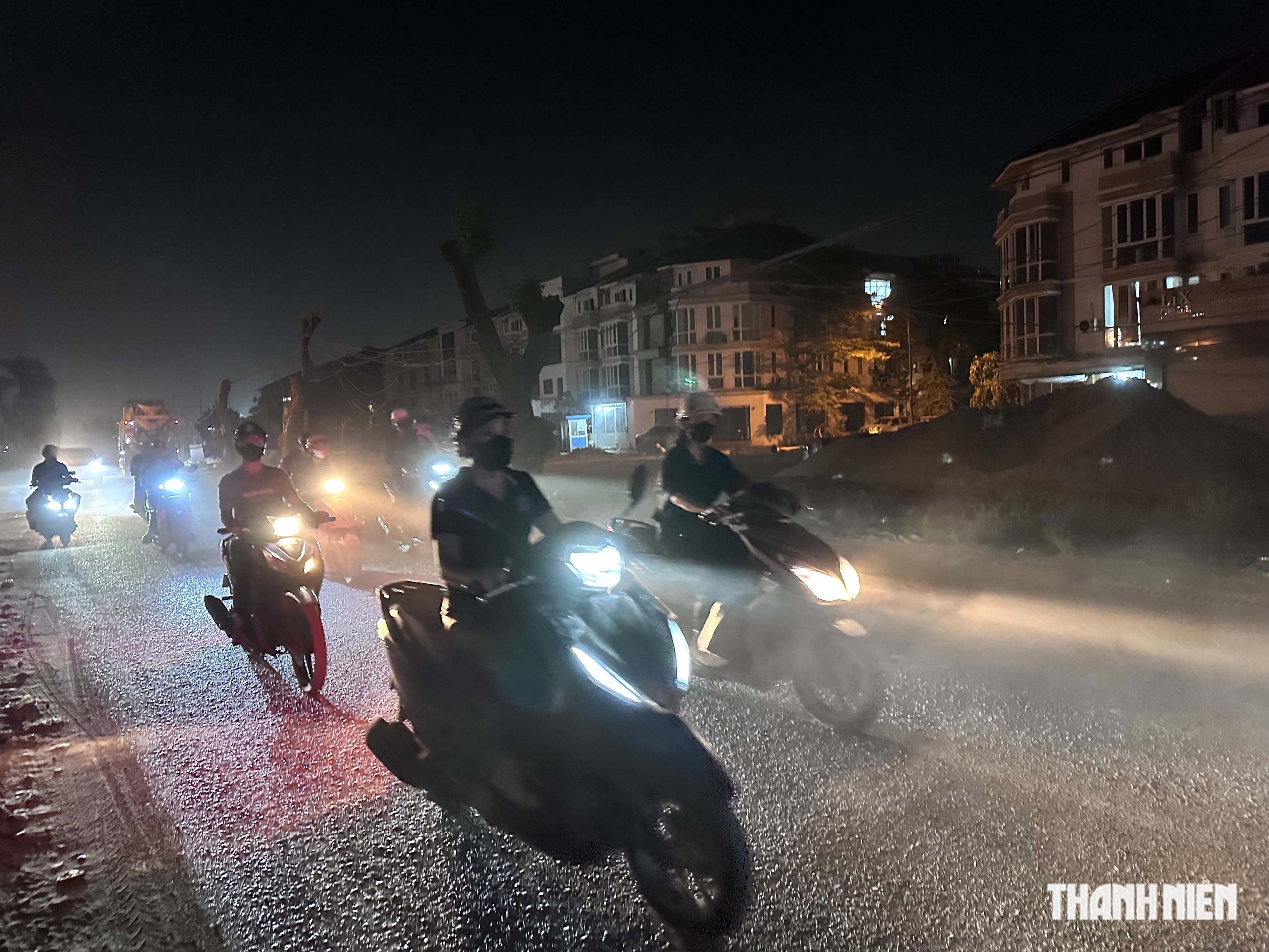 Bụi bay mù mịt trên dự án đường 70 mở rộng- Ảnh 7.